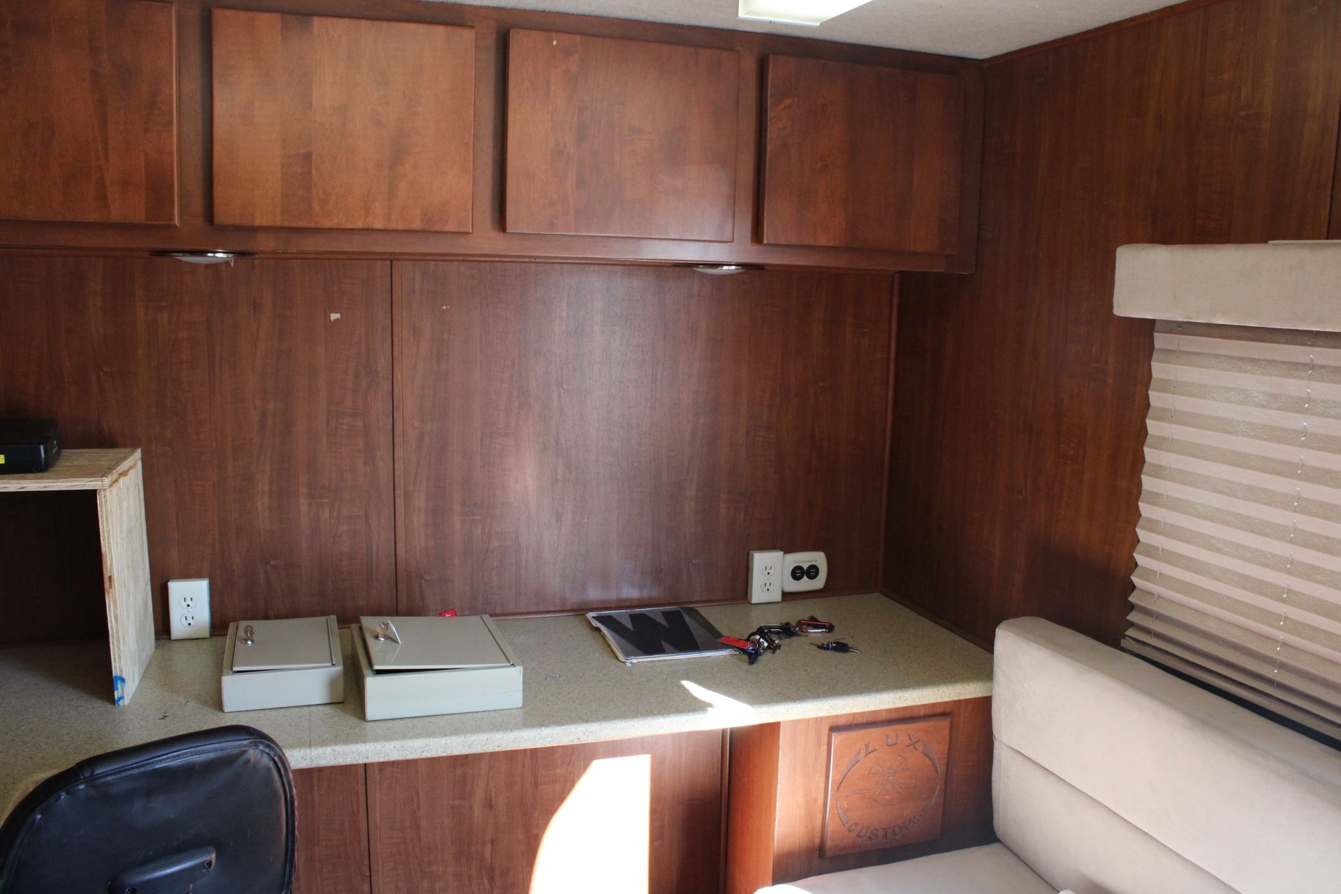 21’ LEX Custom Made Two Room Office Trailer - Image 4 of 7