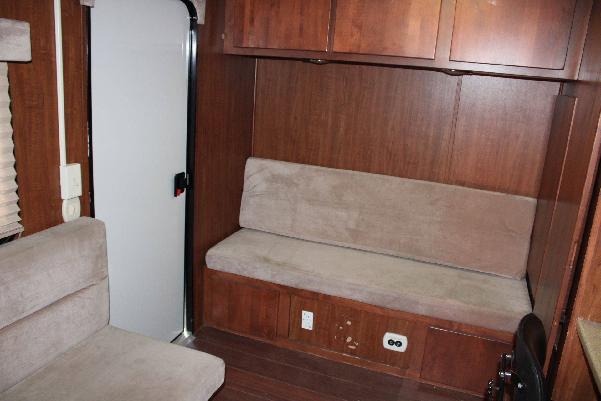 21’ LEX Custom Made Two Room Office Trailer - Image 6 of 7