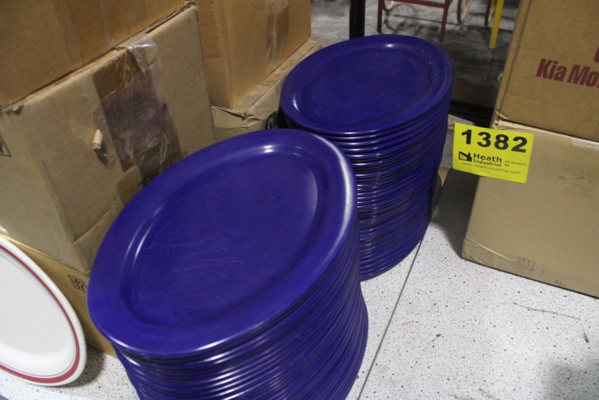 LARGE QTY OF RED & BLUE PLASTIC PLATES - Image 2 of 3