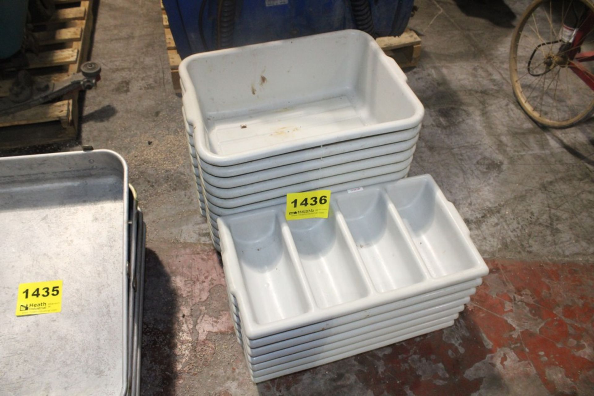 LARGE QTY OF SILVERWARE & BUS TUBS