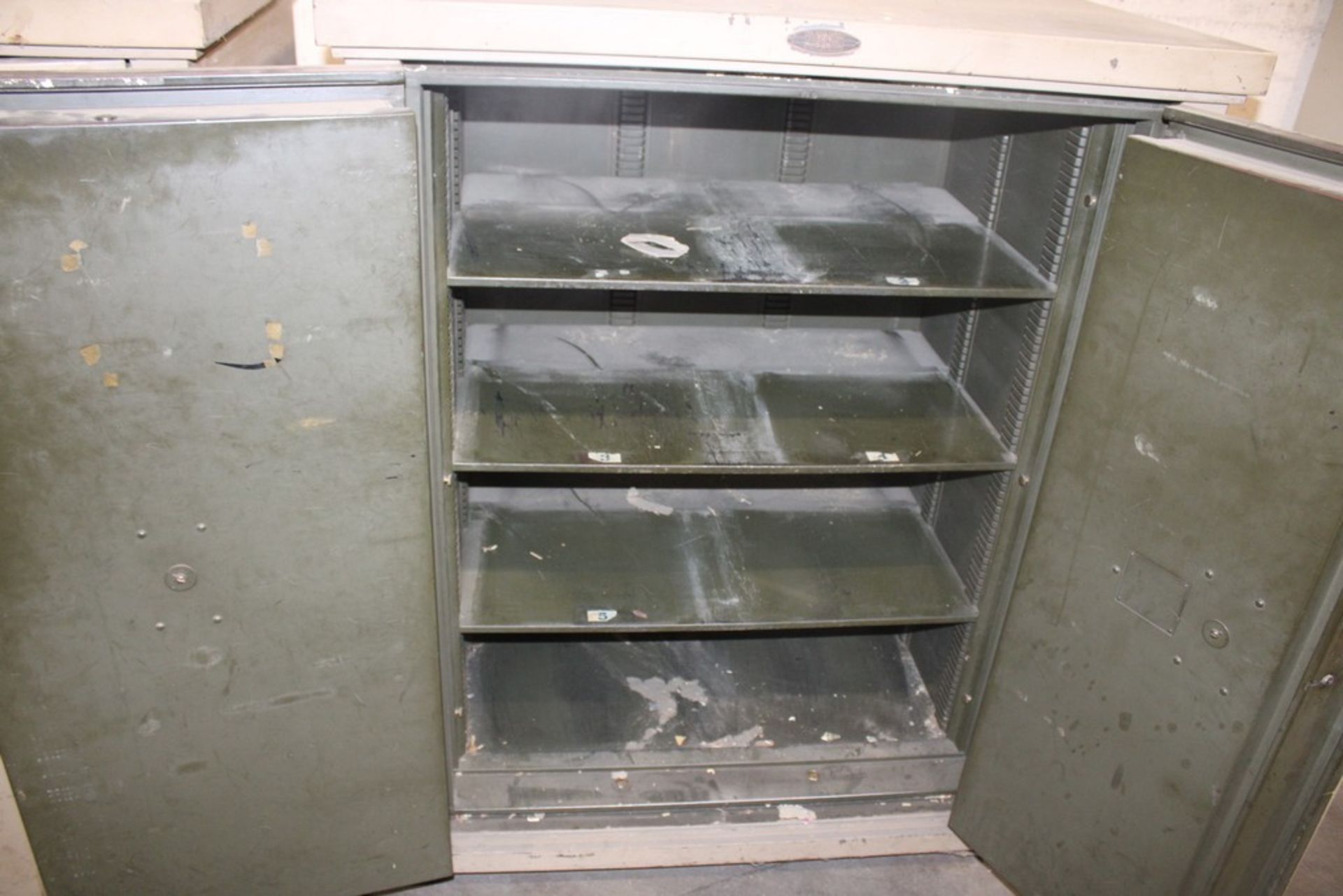 THE SAFE CABINET CO. TWO DOOR STEEL KEYED SAFE 39" X 27" X 49" - Image 3 of 3