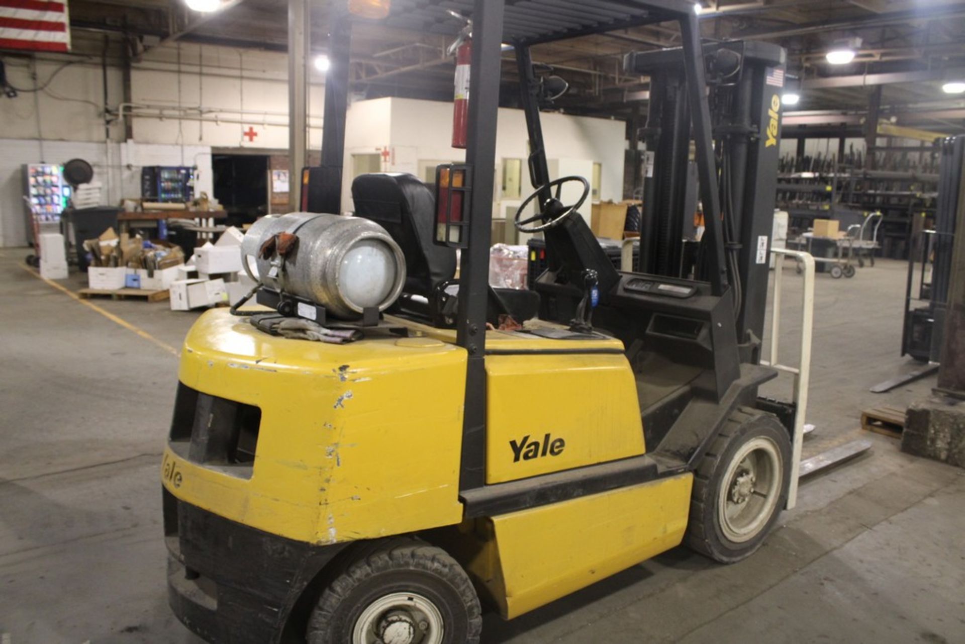 YALE 5,700 LB. MODEL GLP060TGEUAE087 LP GAS FORKLIFT TRUCK, S/N A875B28632B, 187.8” MAX. LIFT, - Image 4 of 7