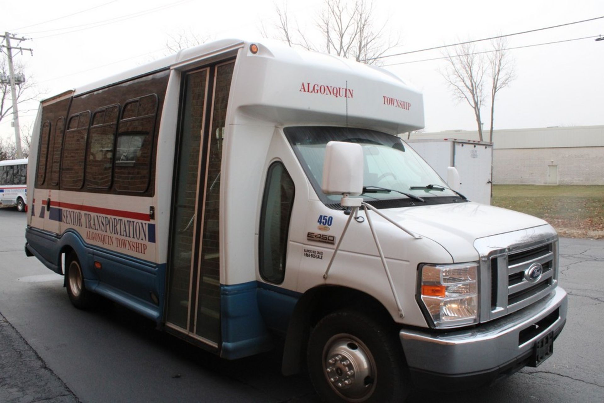 2008 FORD E-450 WITH SHORT BUS BODY INCLUDING WHEEL CHAIR LIFT, 6.0L V-8 TURBO DIESEL, VIN - Image 5 of 12