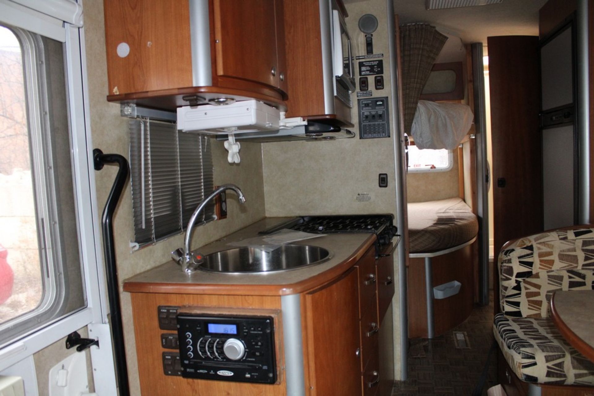 2007 Winnebago View 24 Class C RV - Image 8 of 27