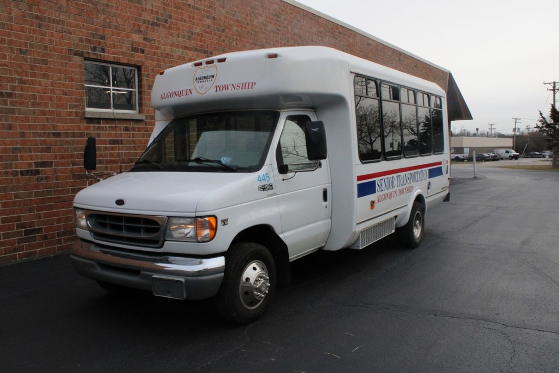 2002 FORD E-450 SUPER DUTY WITH SHORT BUS BODY INCLUDING WHEEL CHAIR LIFT, 7.3L V-8 TURBO DIESEL,