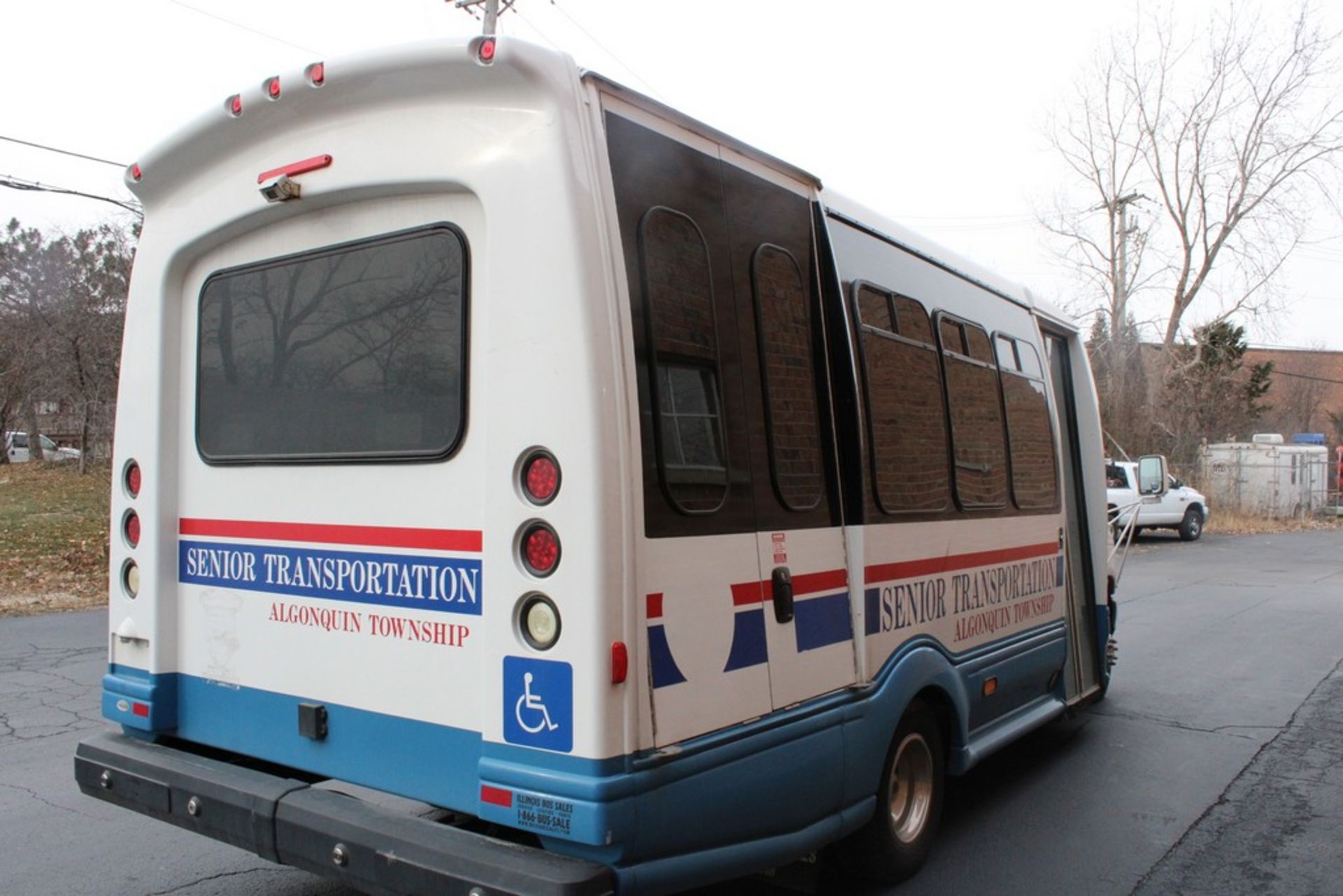 2008 FORD E-450 WITH SHORT BUS BODY INCLUDING WHEEL CHAIR LIFT, 6.0L V-8 TURBO DIESEL, VIN - Image 4 of 12