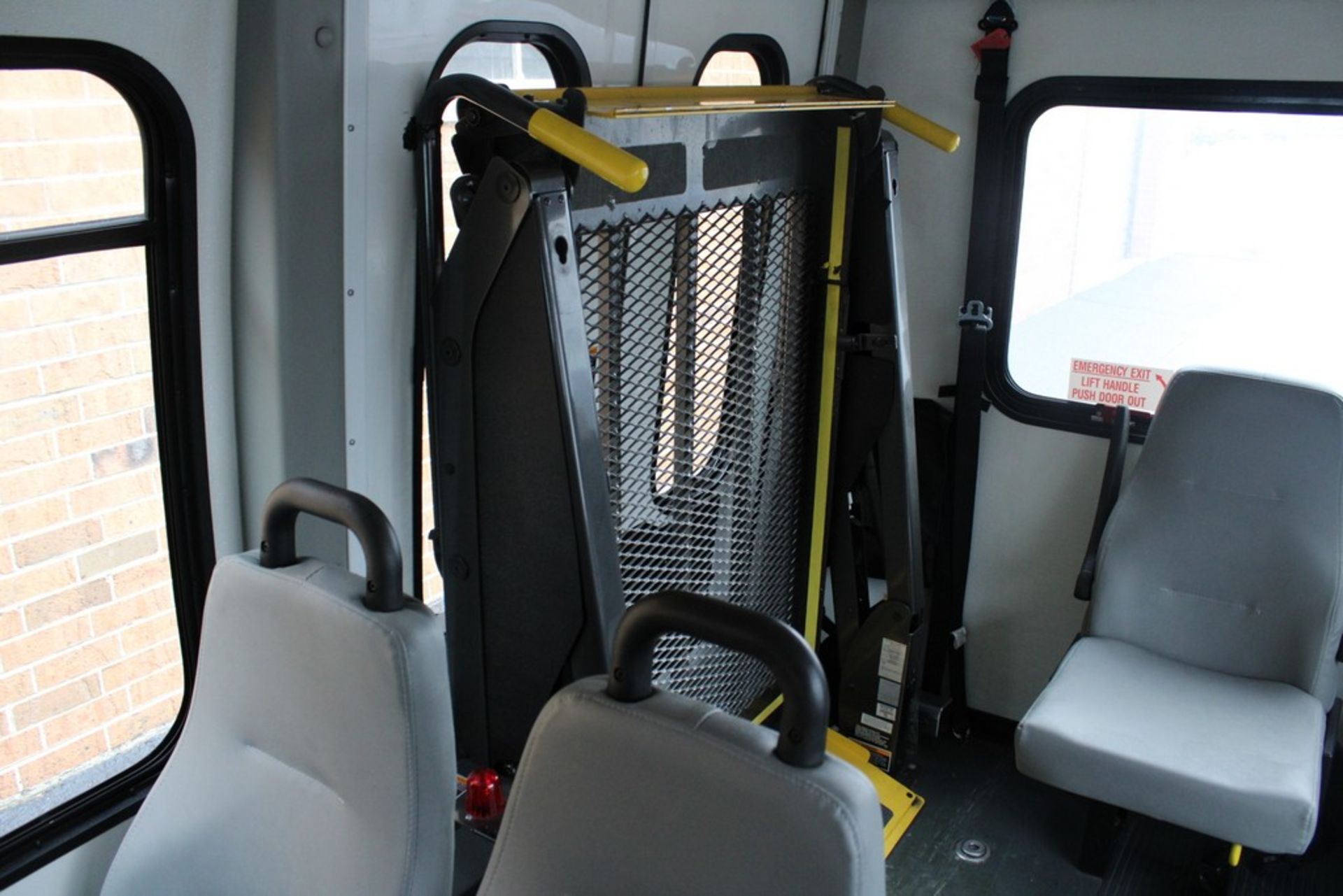 2008 FORD E-450 WITH SHORT BUS BODY INCLUDING WHEEL CHAIR LIFT, 6.0L V-8 TURBO DIESEL, VIN - Image 9 of 12