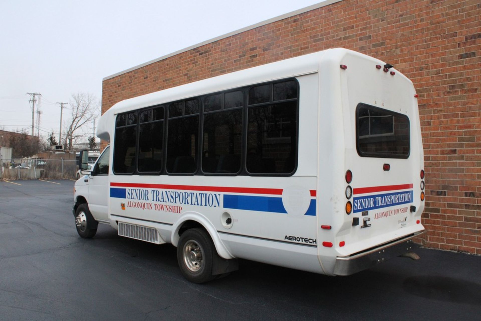 2002 FORD E-450 SUPER DUTY WITH SHORT BUS BODY INCLUDING WHEEL CHAIR LIFT, 7.3L V-8 TURBO DIESEL, - Image 2 of 16