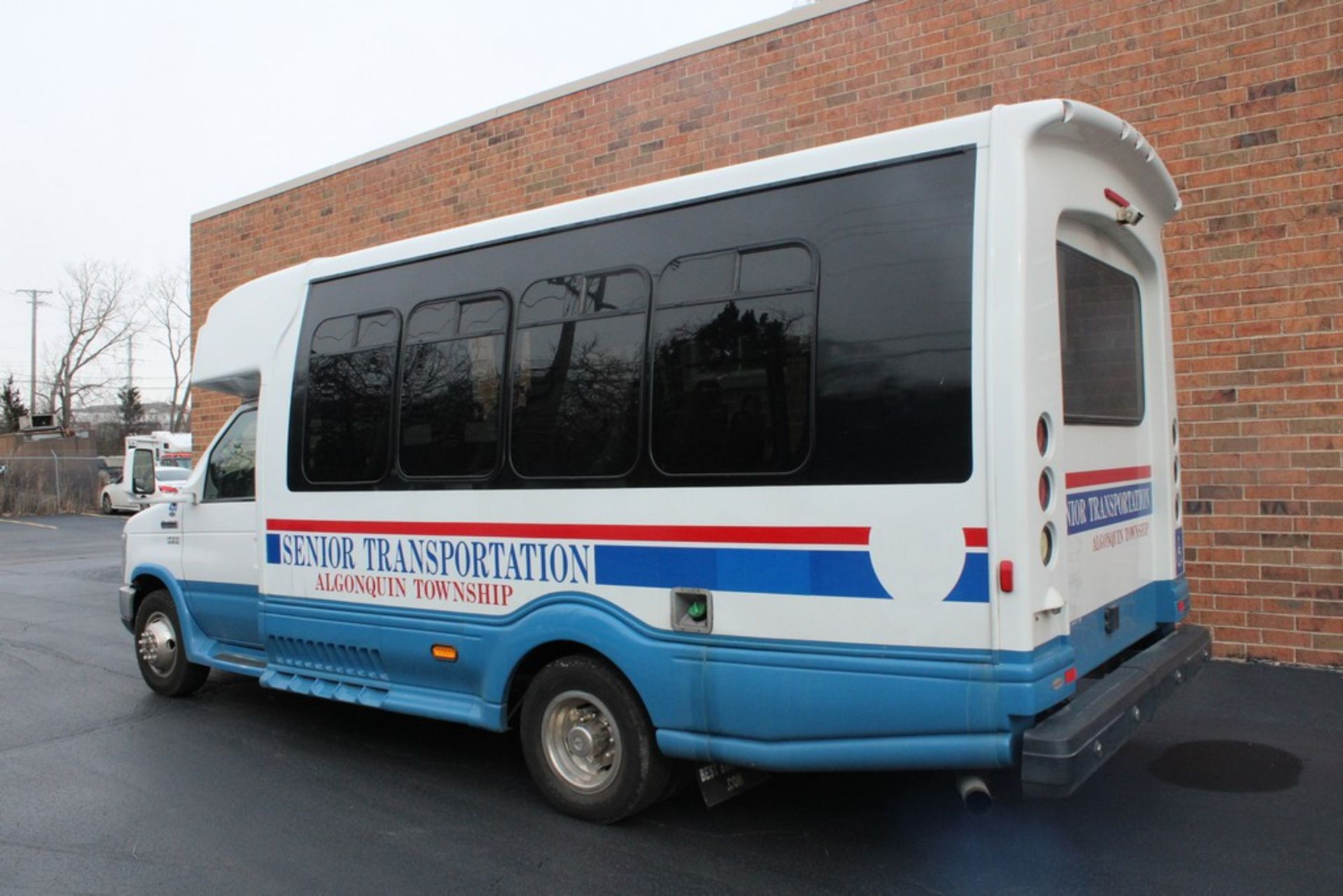 2008 FORD E-450 WITH SHORT BUS BODY INCLUDING WHEEL CHAIR LIFT, 6.0L V-8 TURBO DIESEL, VIN - Image 3 of 12