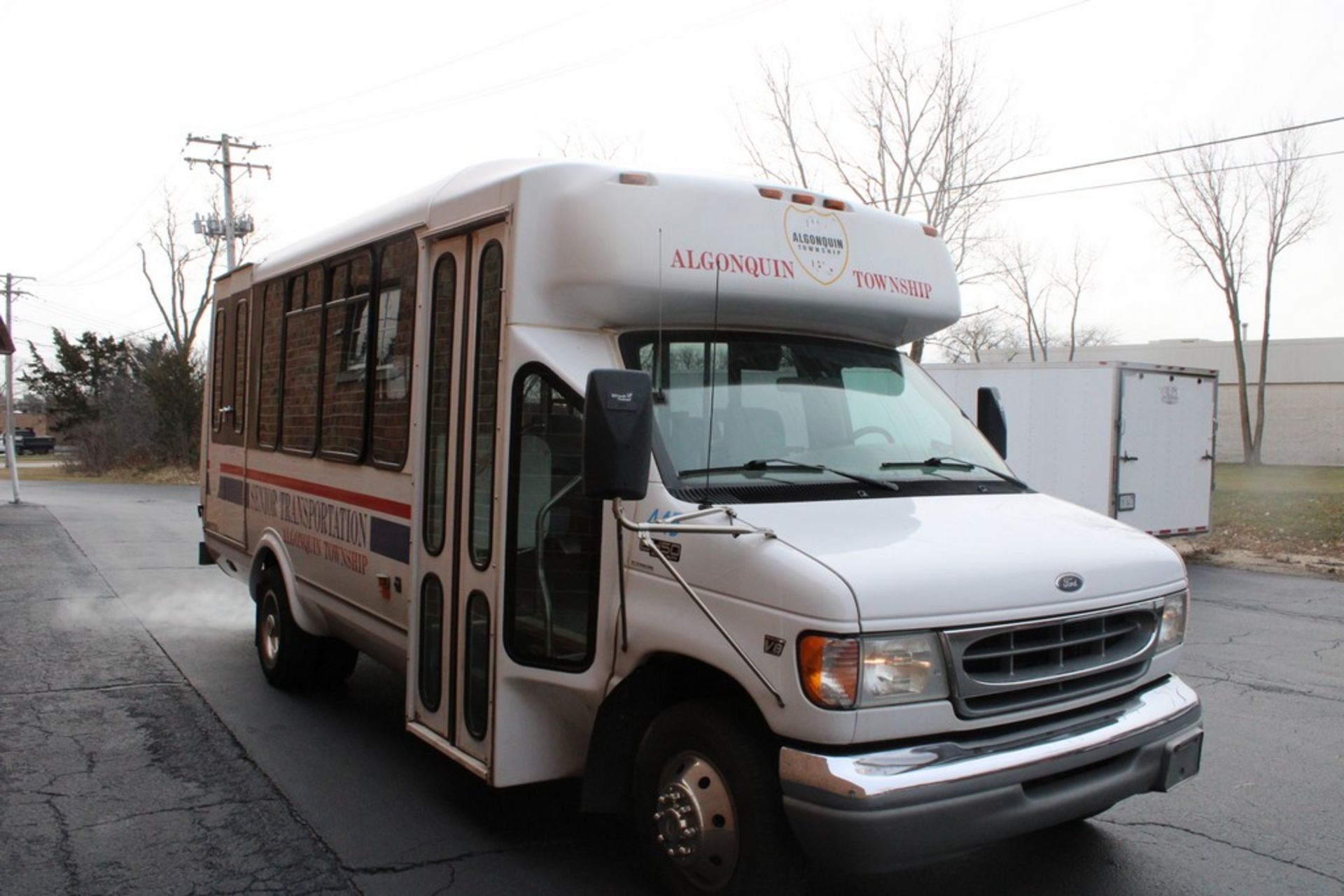 2002 FORD E-450 SUPER DUTY WITH SHORT BUS BODY INCLUDING WHEEL CHAIR LIFT, 7.3L V-8 TURBO DIESEL, - Image 7 of 16