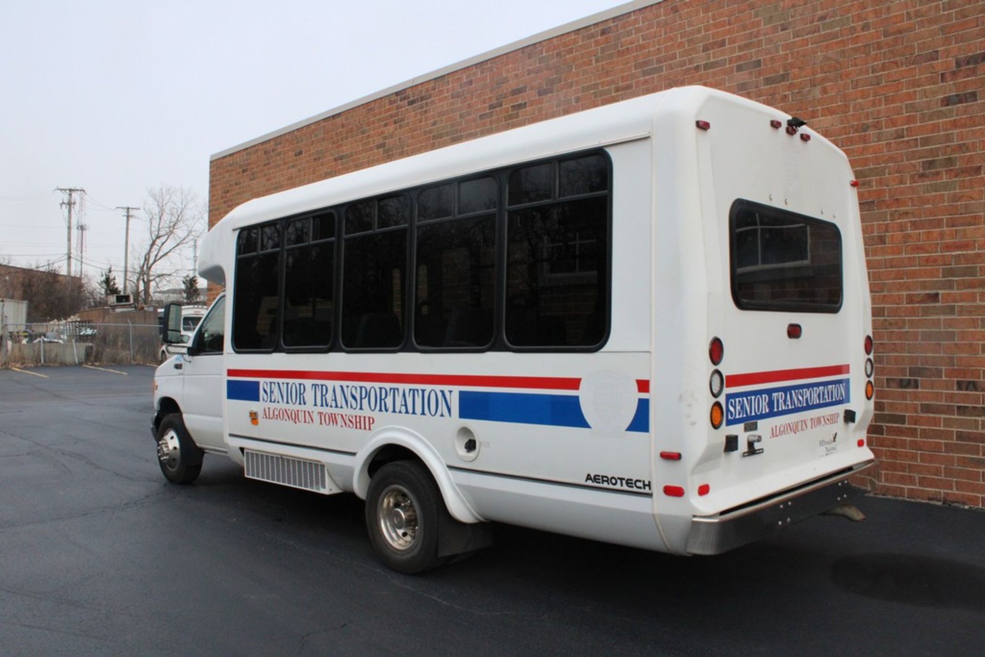 2002 FORD E-450 SUPER DUTY WITH SHORT BUS BODY INCLUDING WHEEL CHAIR LIFT, 7.3L V-8 TURBO DIESEL, - Image 3 of 16