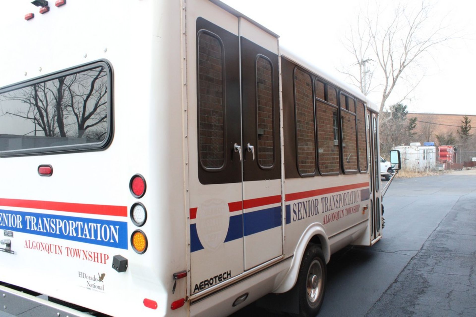 2002 FORD E-450 SUPER DUTY WITH SHORT BUS BODY INCLUDING WHEEL CHAIR LIFT, 7.3L V-8 TURBO DIESEL, - Image 5 of 16