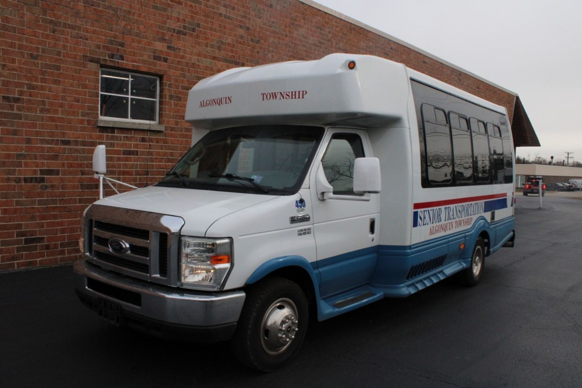 2008 FORD E-450 WITH SHORT BUS BODY INCLUDING WHEEL CHAIR LIFT, 6.0L V-8 TURBO DIESEL, VIN