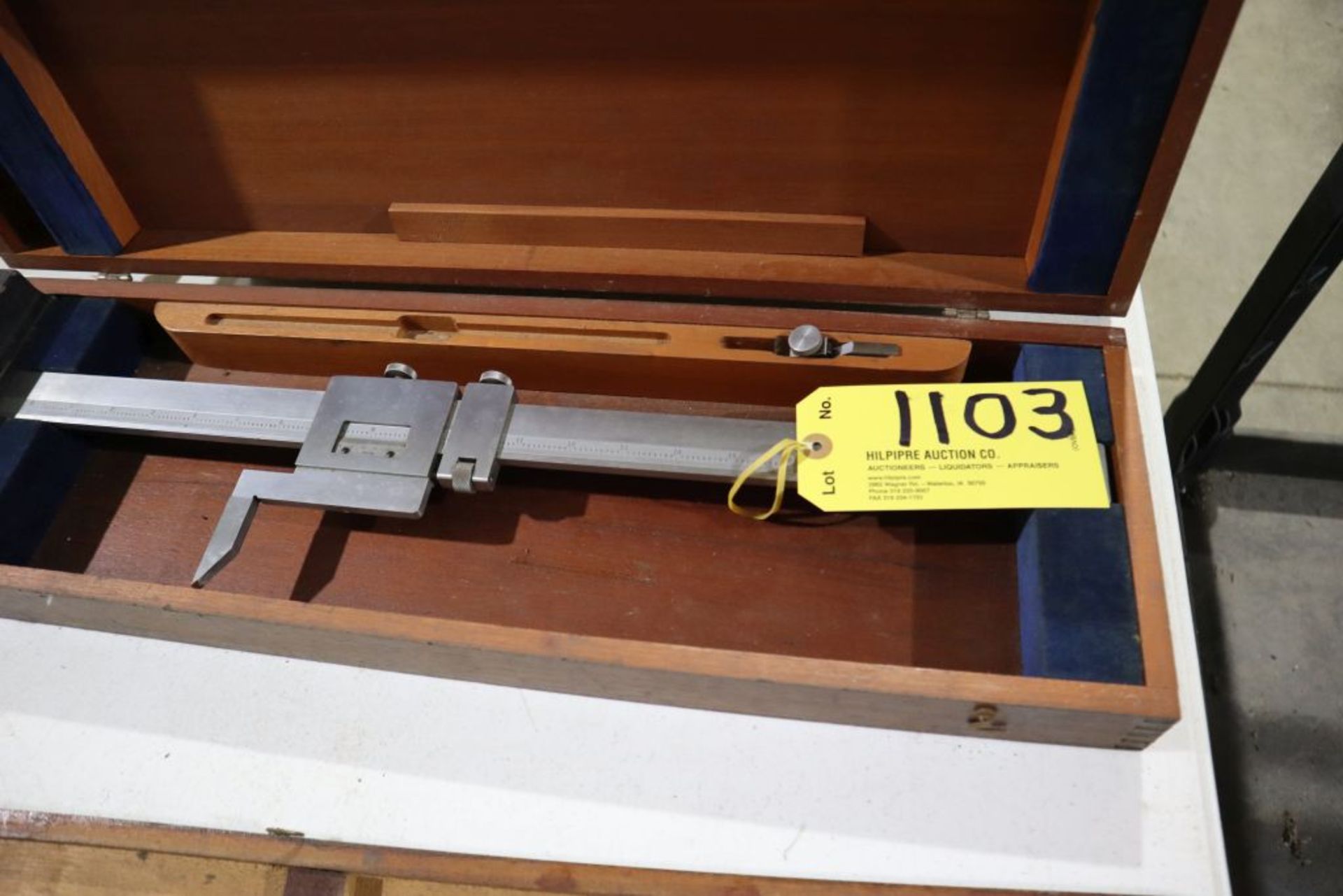 Brown & Sharpe height gage w/wooden box.