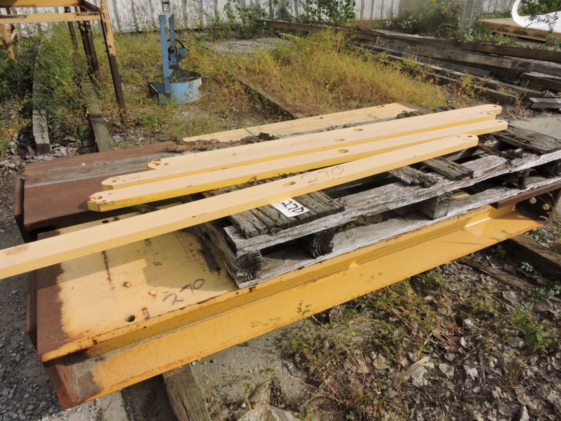 Steel I-beam style plates.