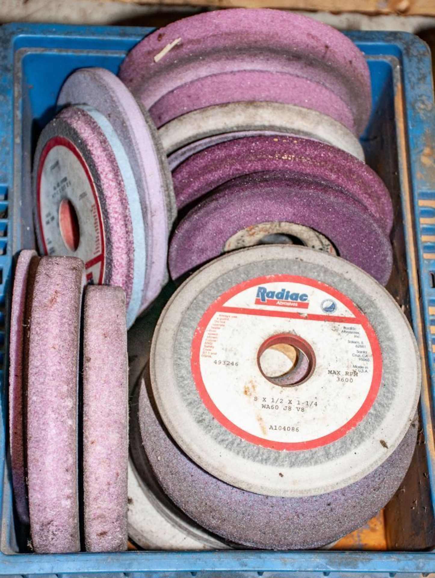 Lot c/o: Assorted (2) Small Totes Grinding Wheels, Most appear to Be 7-8" w/ 1 1/4" Arbor Hole, on p - Bild 2 aus 3