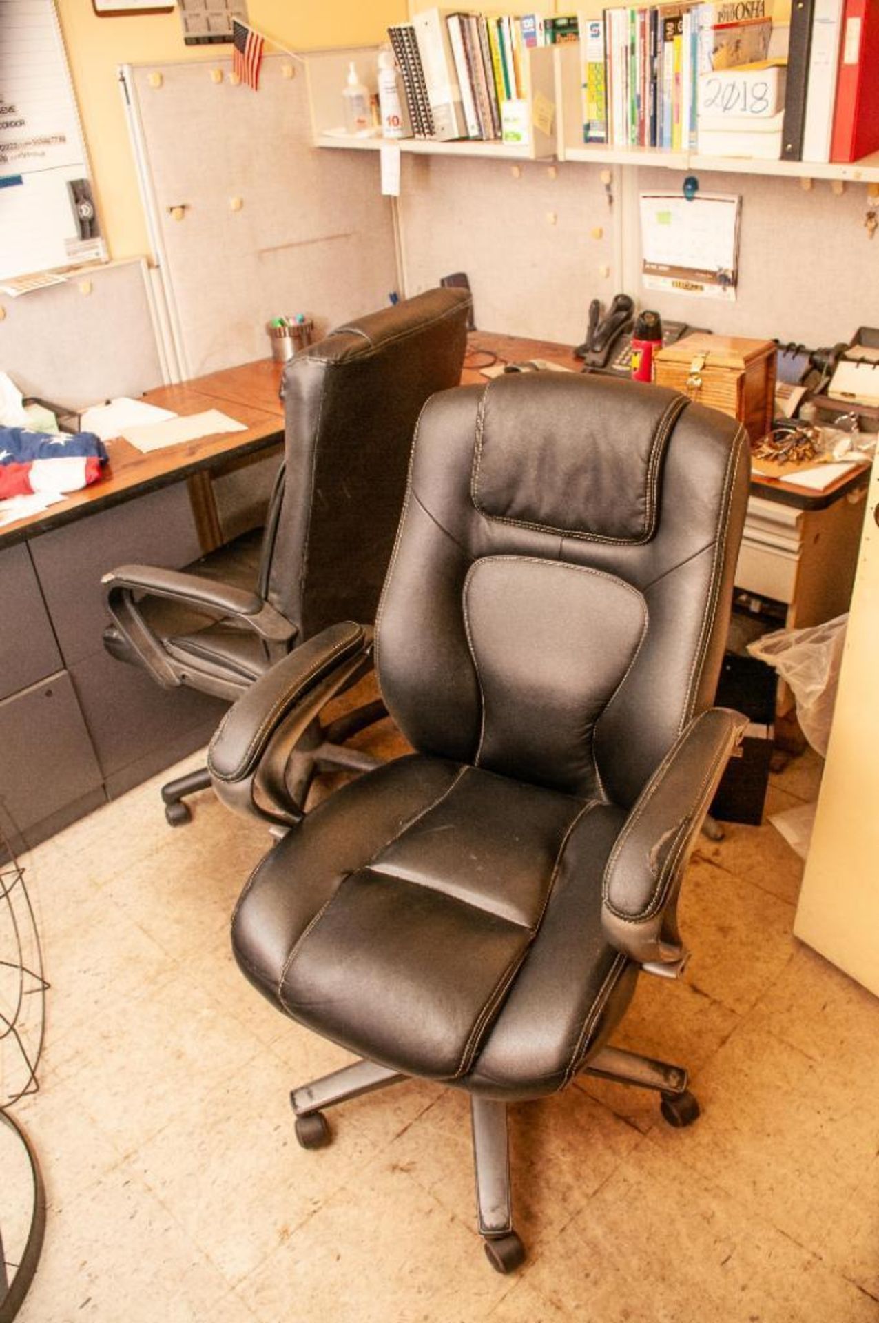 Lot c/o Office Furniture In Plant Offices On Plants Main Production Floor, Furniture Only, Nothing A - Bild 5 aus 23