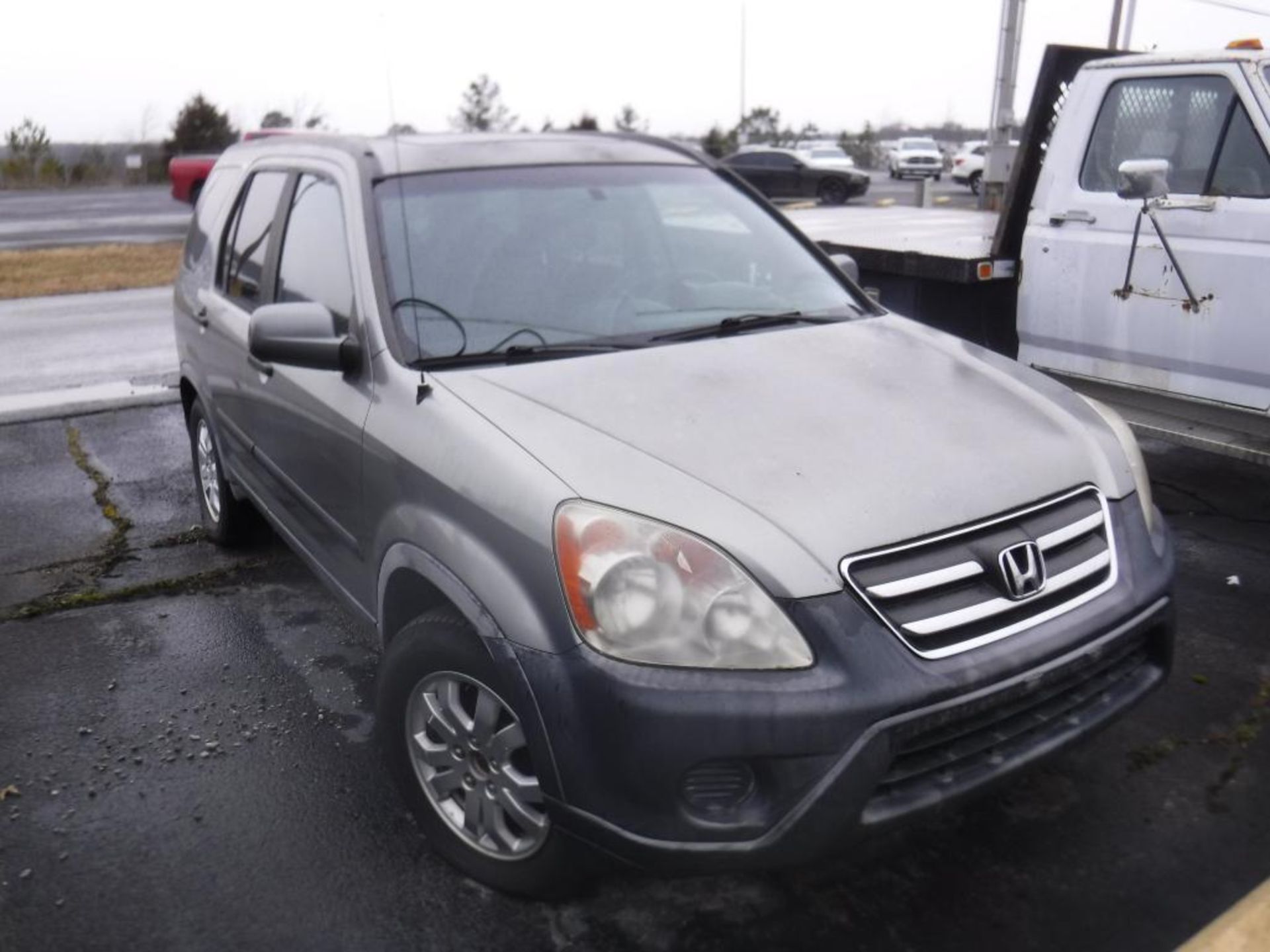 2006 Honda CR-V , sunroof, Auto, Air, 2 wheel, dead battery 216,451 miles LOCATED IN LAWRENCEBURG, T - Image 2 of 12