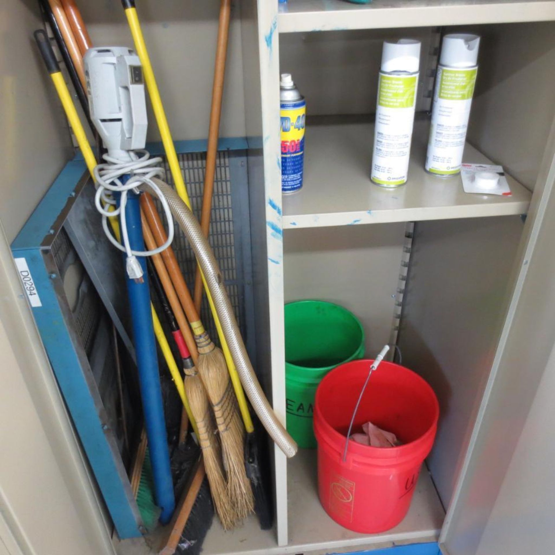 Two Door Cabinet with Brooms, Pump and Buckets - Bild 3 aus 3