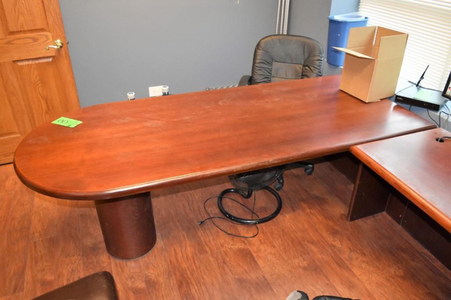 Lot Office c/o: 84" x 36" x 28.5" High Wooden Desk w/ 72" Right Return, (2) High-Back Swivel Arm Cha - Image 2 of 5