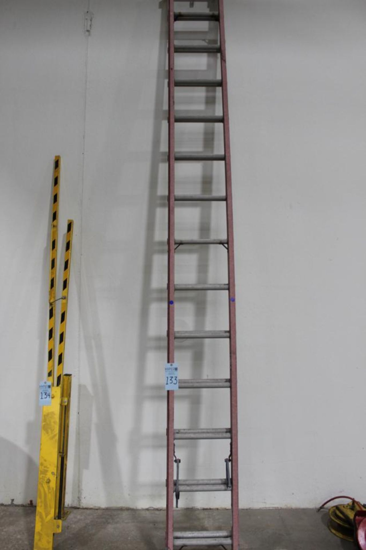 Louisville 28-Ft. Model FE3228 Fiberglass Extension Ladder - Image 2 of 3