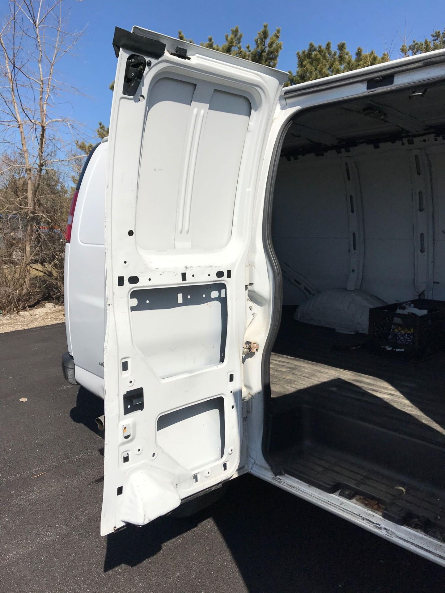 2015 Chevrolet 2500 Express Cargo Van - Image 29 of 35