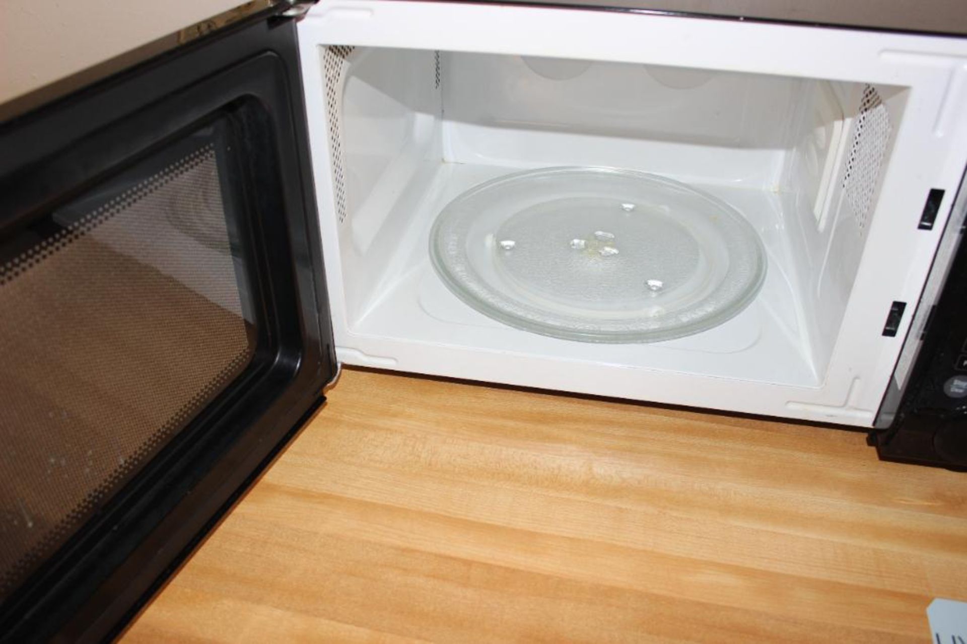 2 Magic Chef microwaves w/ table & Crosley refrigerator - Image 5 of 9