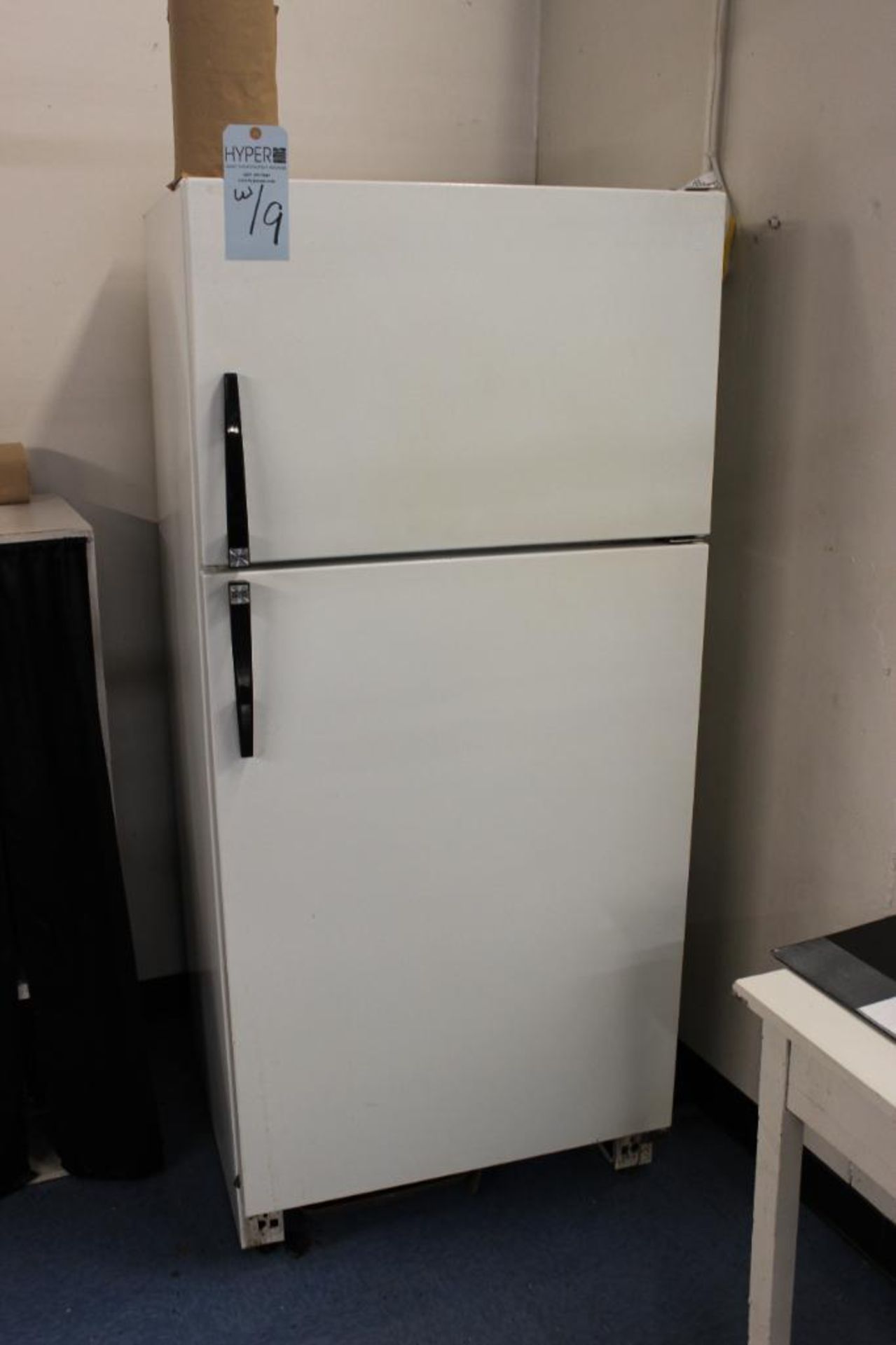 2 Magic Chef microwaves w/ table & Crosley refrigerator - Image 6 of 9