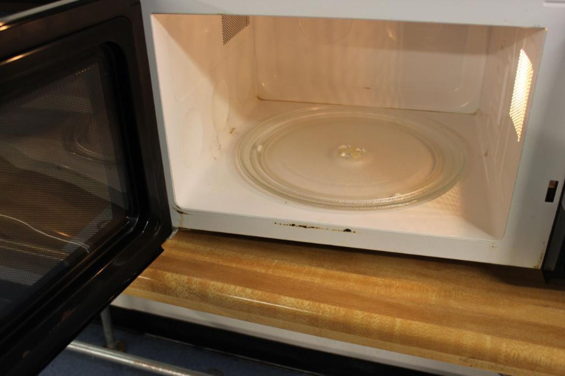 2 Magic Chef microwaves w/ table & Crosley refrigerator - Image 3 of 9