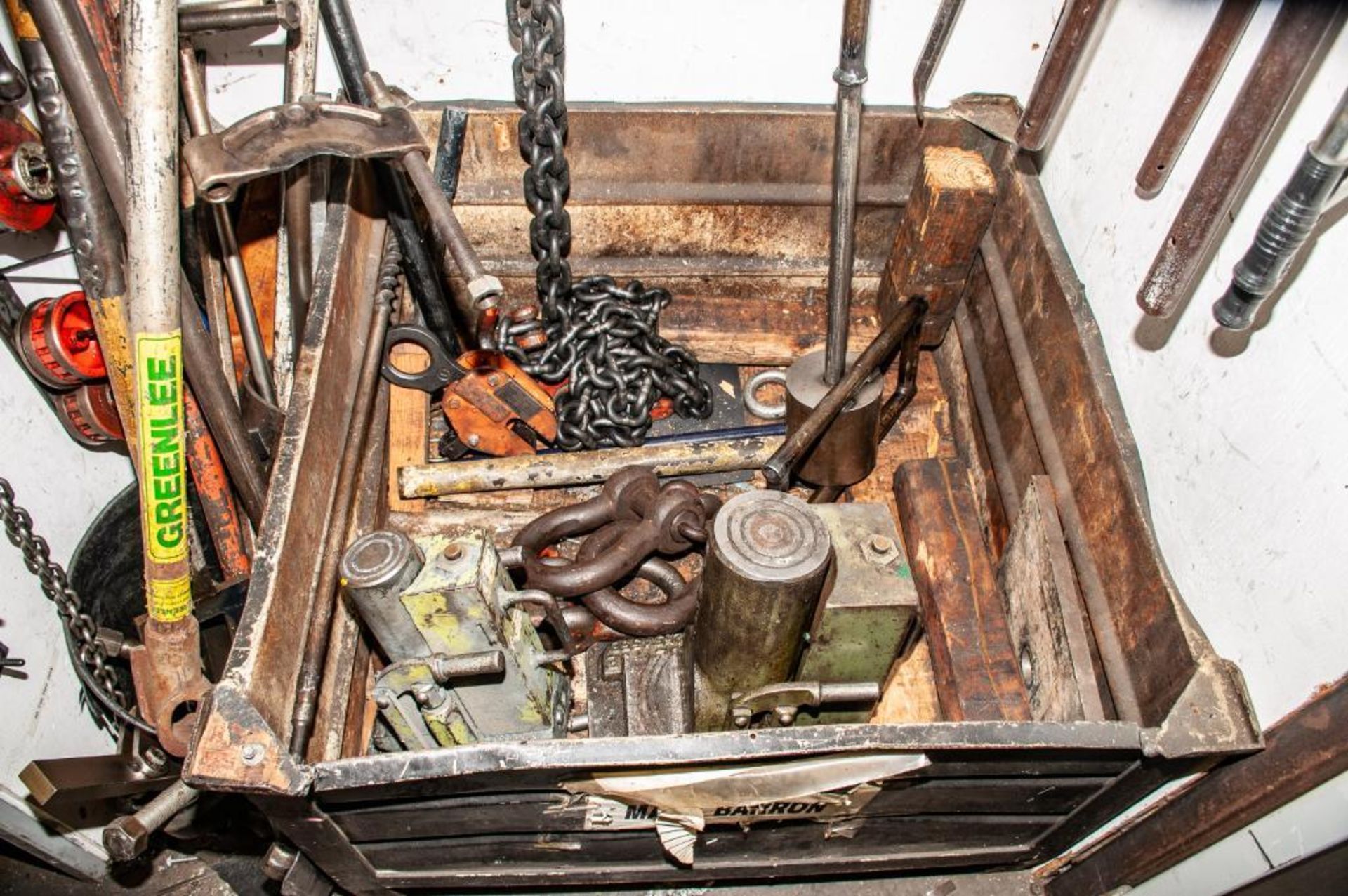 Contents of Right-Hand side of Tool Locker. Manual Pipe Threaders and Dies, Rigging Chains, Strap, M - Image 2 of 6