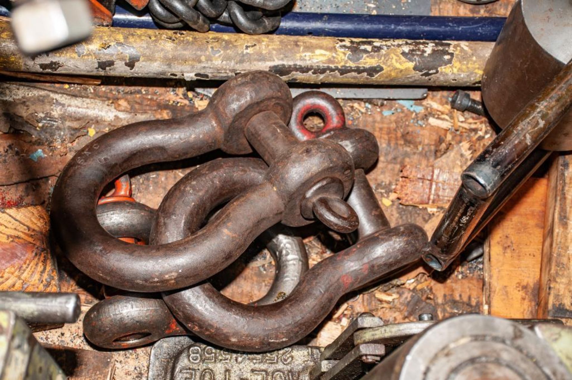 Contents of Right-Hand side of Tool Locker. Manual Pipe Threaders and Dies, Rigging Chains, Strap, M - Image 3 of 6