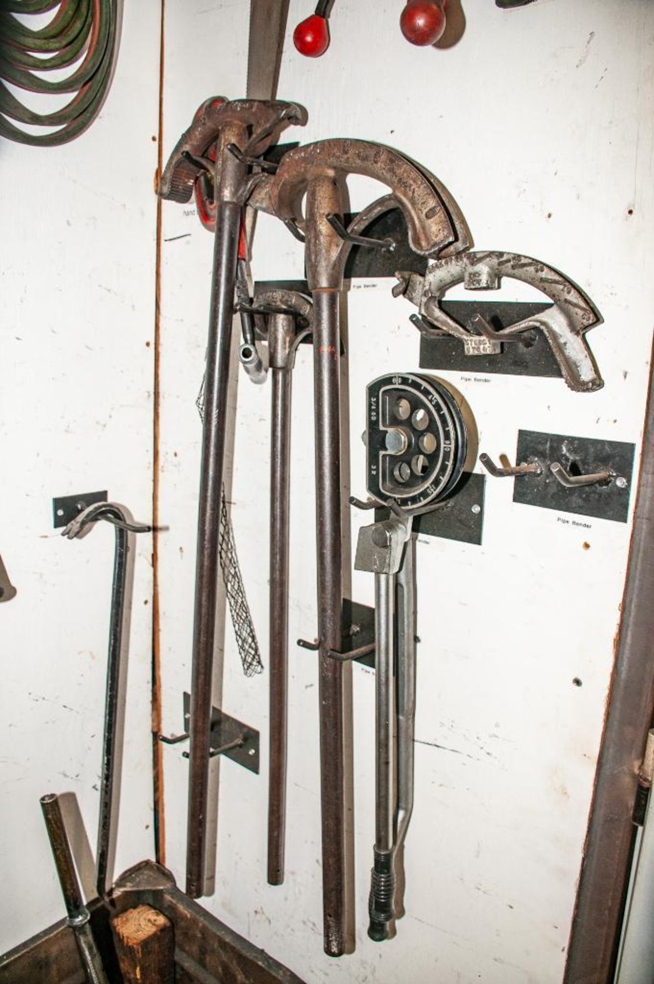 Contents of Right-Hand side of Tool Locker. Manual Pipe Threaders and Dies, Rigging Chains, Strap, M - Image 6 of 6