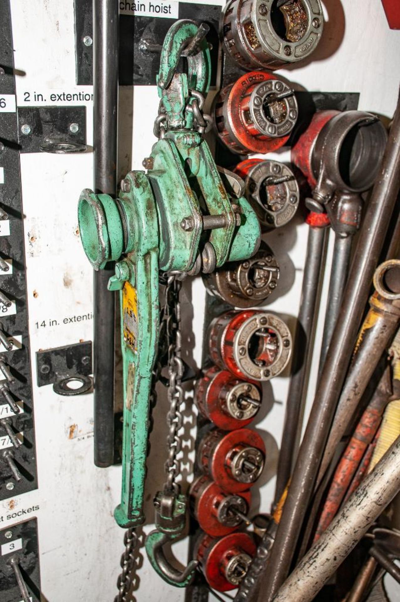 Contents of Right-Hand side of Tool Locker. Manual Pipe Threaders and Dies, Rigging Chains, Strap, M - Image 5 of 6