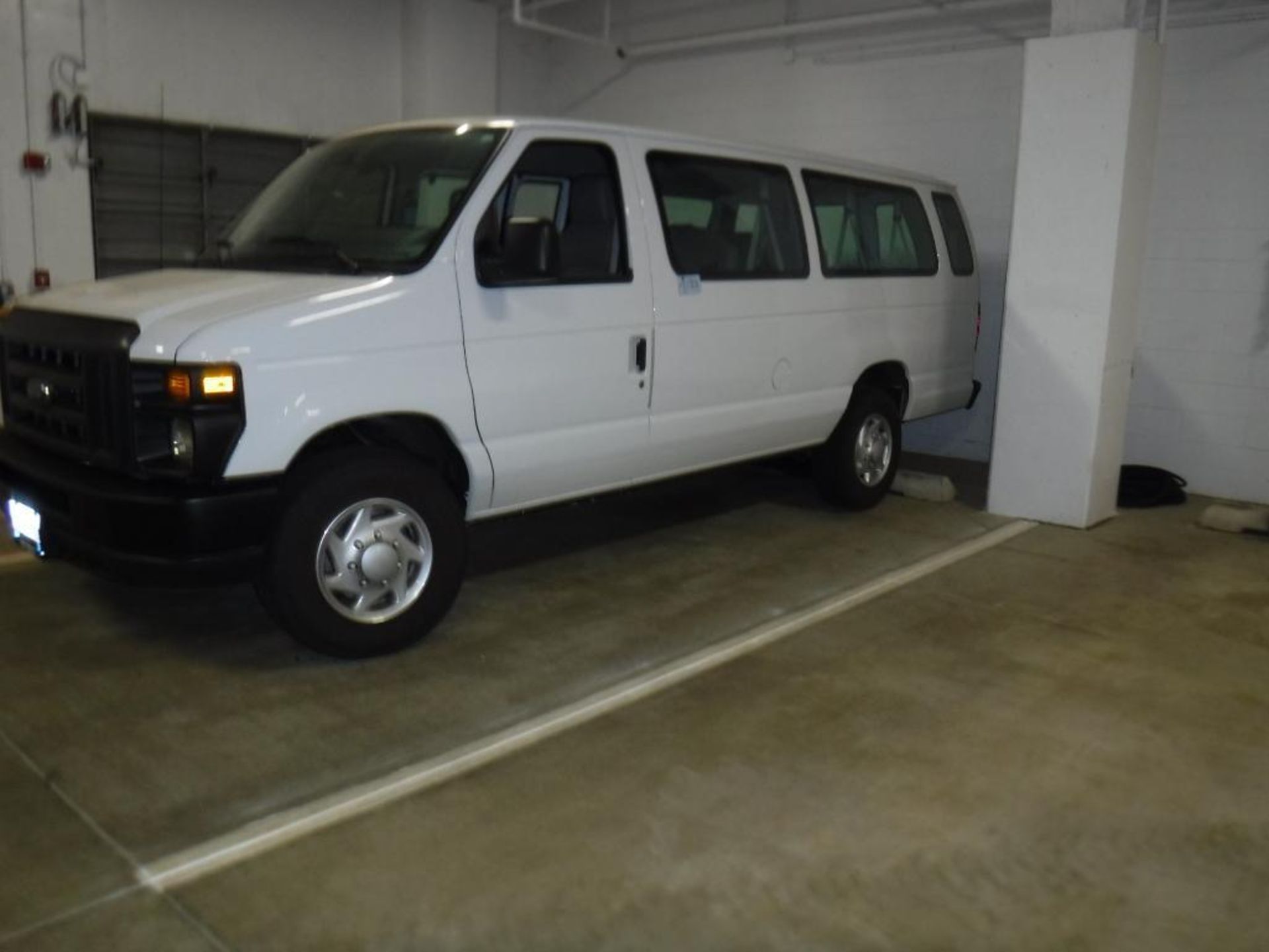 2014 Ford E-350 4-Door Passenger Van