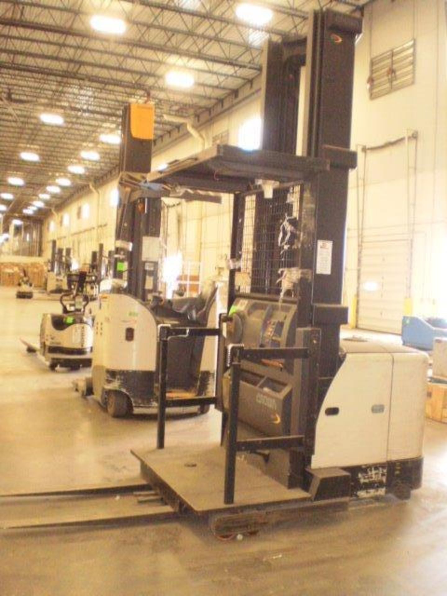 Crown 3,000-LBS. Capacity Model SP3220-30 Electric Order Picker *NO CHARGER* - Image 5 of 6