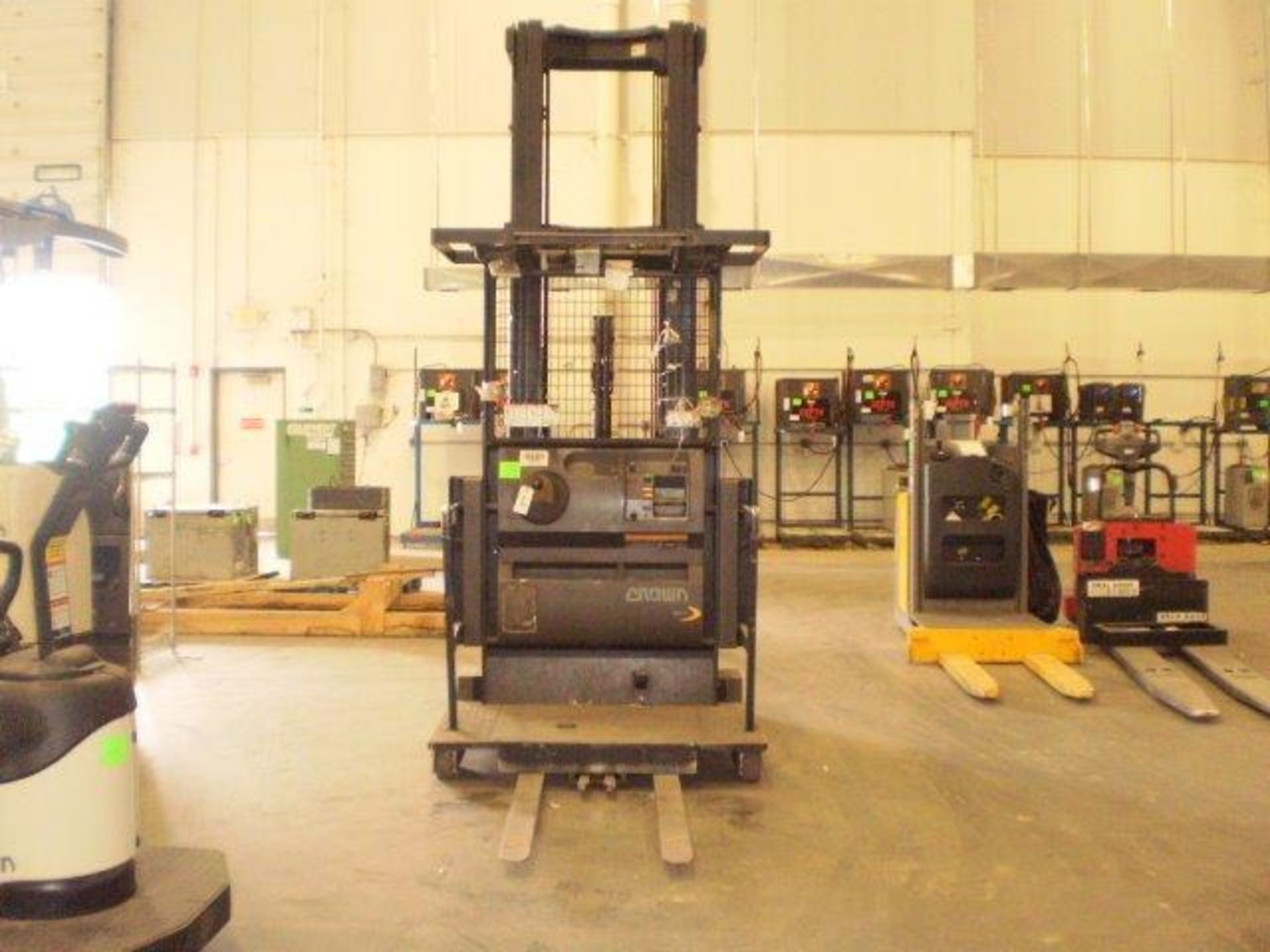 Crown 3,000-LBS. Capacity Model SP3220-30 Electric Order Picker *NO CHARGER* - Image 3 of 6