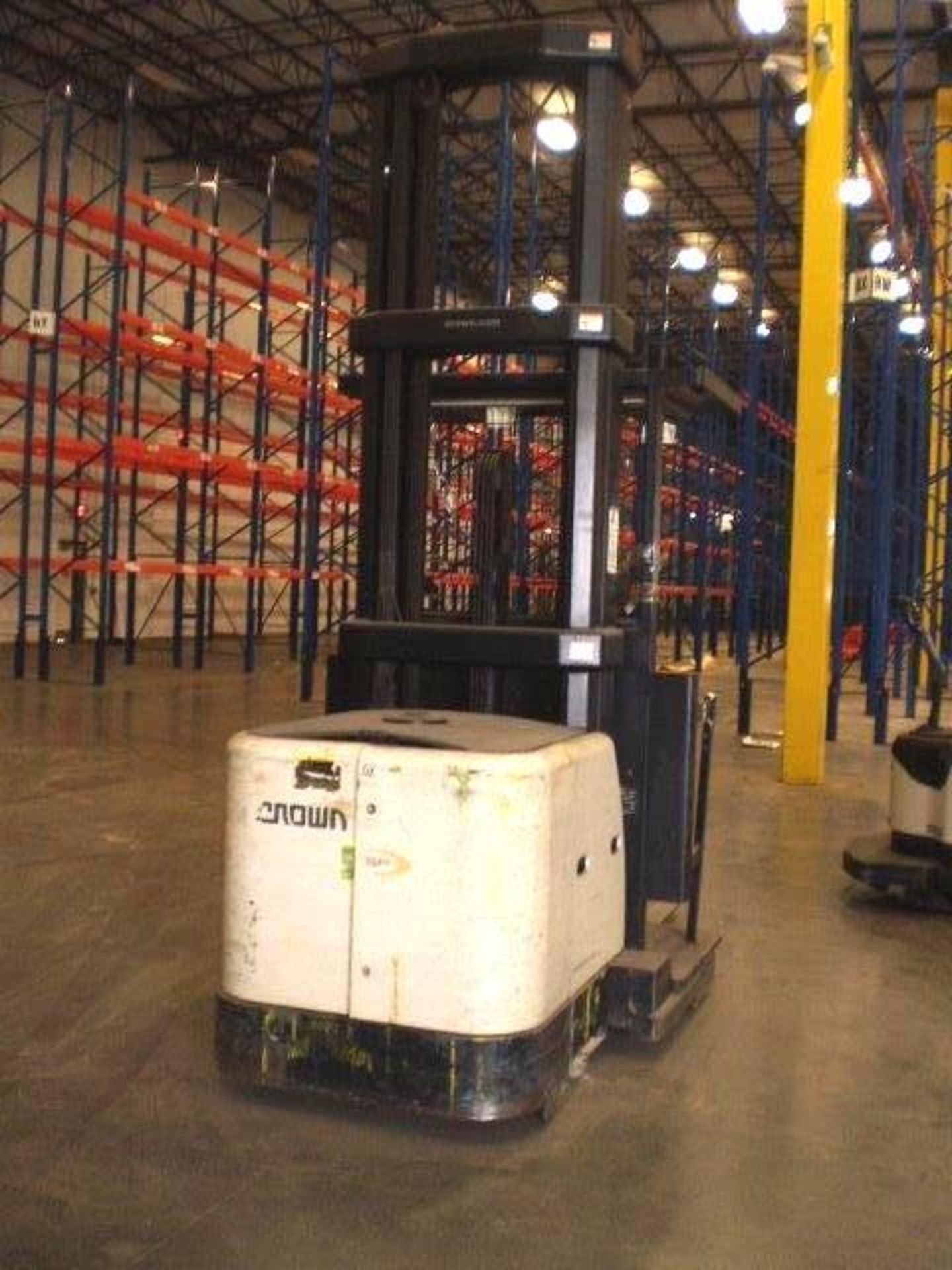 Crown 3,000-LBS. Capacity Model SP3220-30 Electric Order Picker *NO CHARGER* - Image 4 of 6