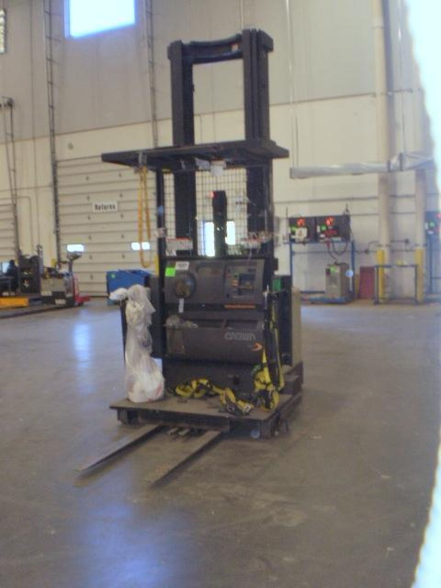 Crown 3,000-LBS. Capacity Model SP3220-30 Electric Order Picker *NO CHARGER* - Image 2 of 6
