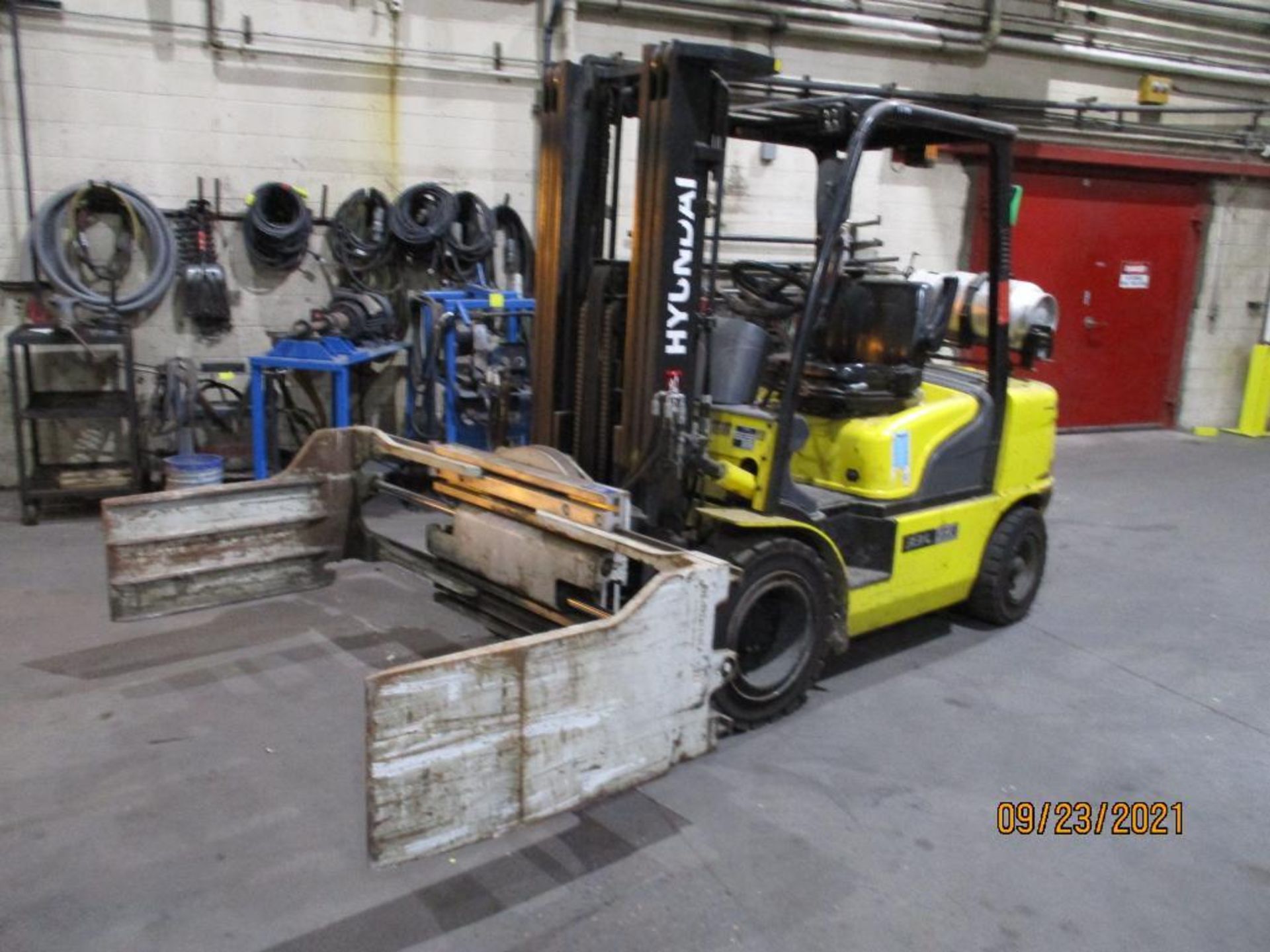 Hyundai 6,500-LPS. Capacity Model 33L-7A LP Gas Forklift Truck S/N: HHKHHF16TD0000080, Side Shift, T - Image 2 of 10