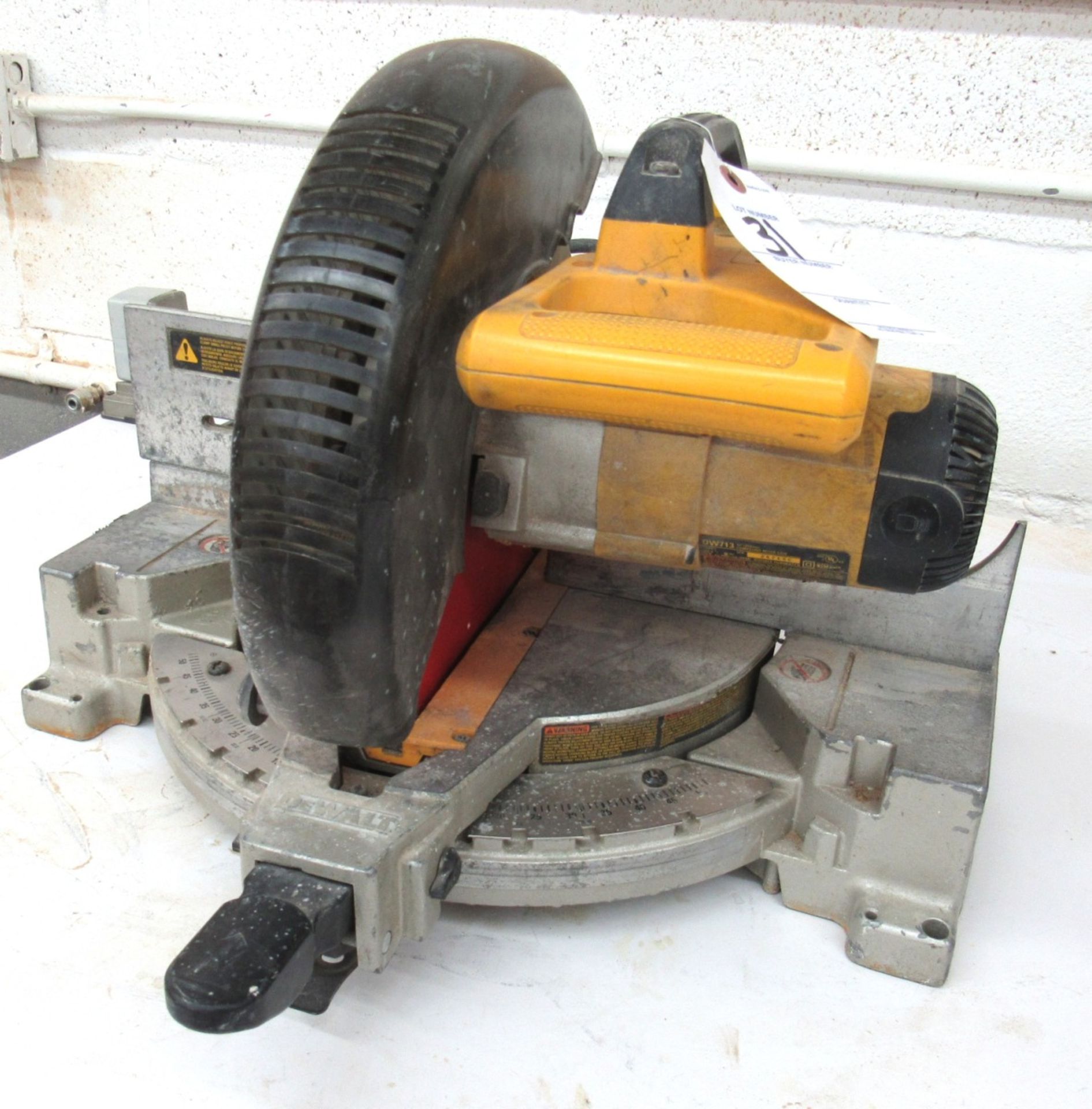 10" DeWalt Mod.DW713 Single Bevel Sliding Compound Miter Saw