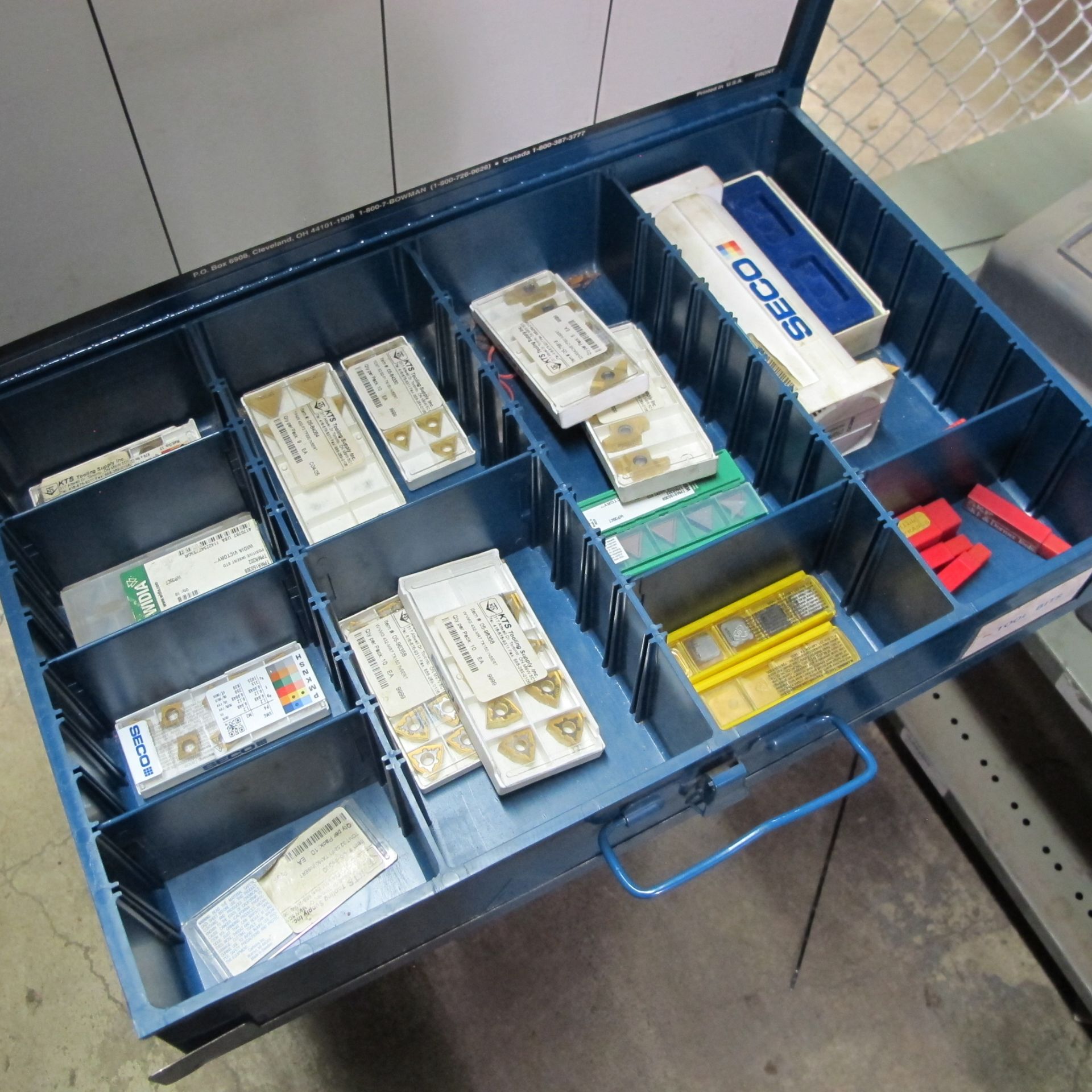 12-LEVEL CABINET CONTAINING CARBIDE CUTTING SETS, TAPS, DRILLS, KEYSTOCK ETC. (WEST BUILDING, - Bild 6 aus 12