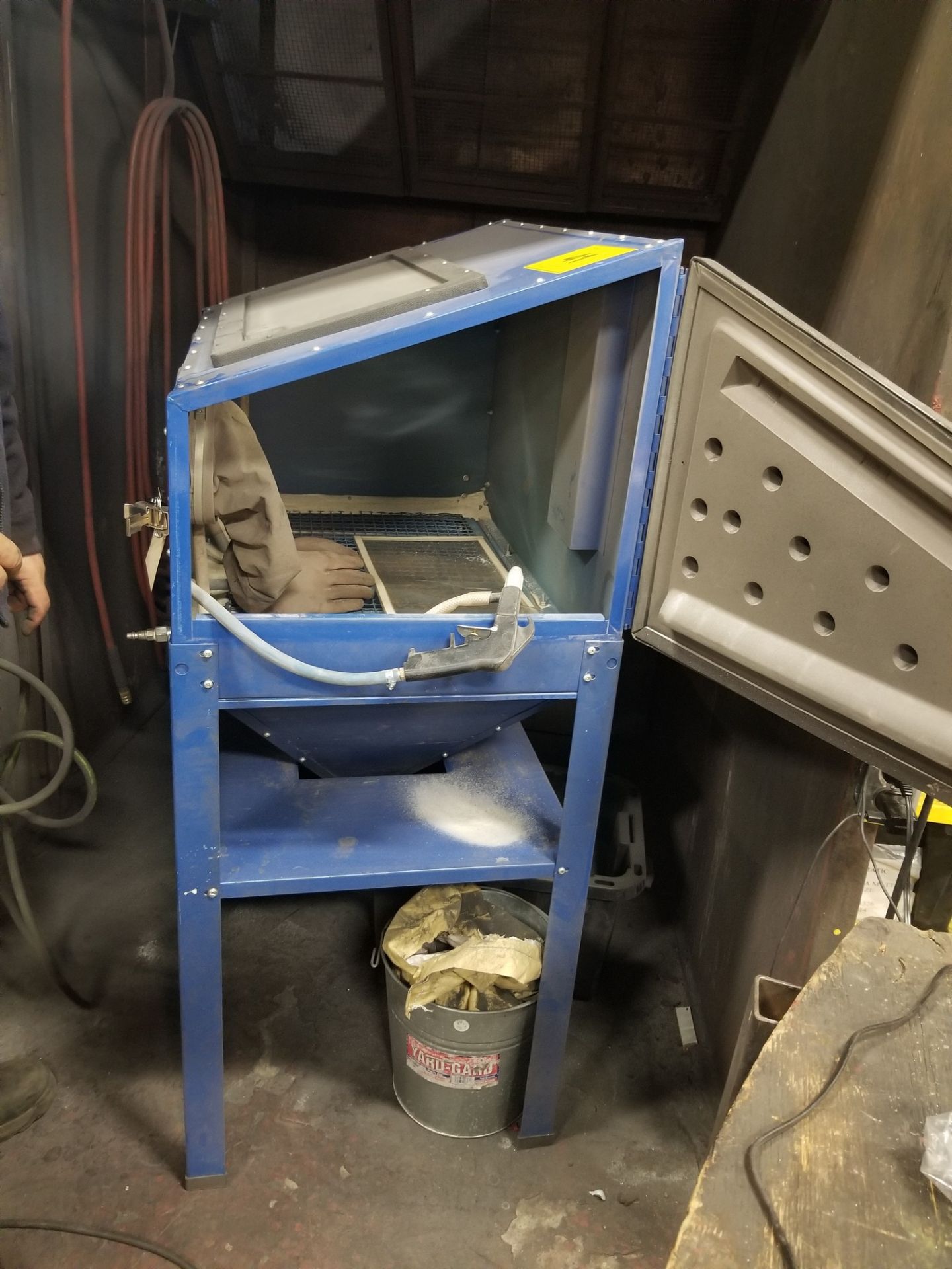 SANDBLAST CABINET W/ RIGID SHOP VAC - Image 2 of 2