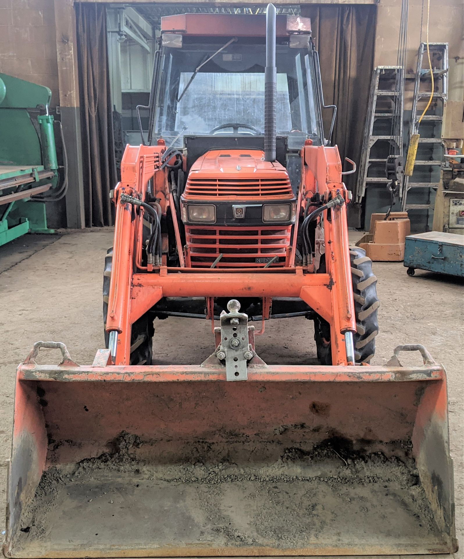KUBOTA BF800 LOADER, S/N 10910, L3350 4WD, HYDRAULIC SHUTTLE, MARK VII, APPROX. 5,750HRS, BUCKET - Image 6 of 26