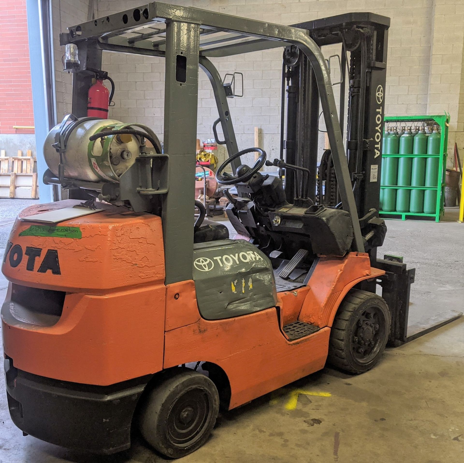 TOYOTA 7FGCU30 PROPANE FORKLIFT, 5,120LB CAP., 187” MAX LIFT, 3-STAGE MAST, SIDE SHIFT, S/N 60133, - Image 3 of 13