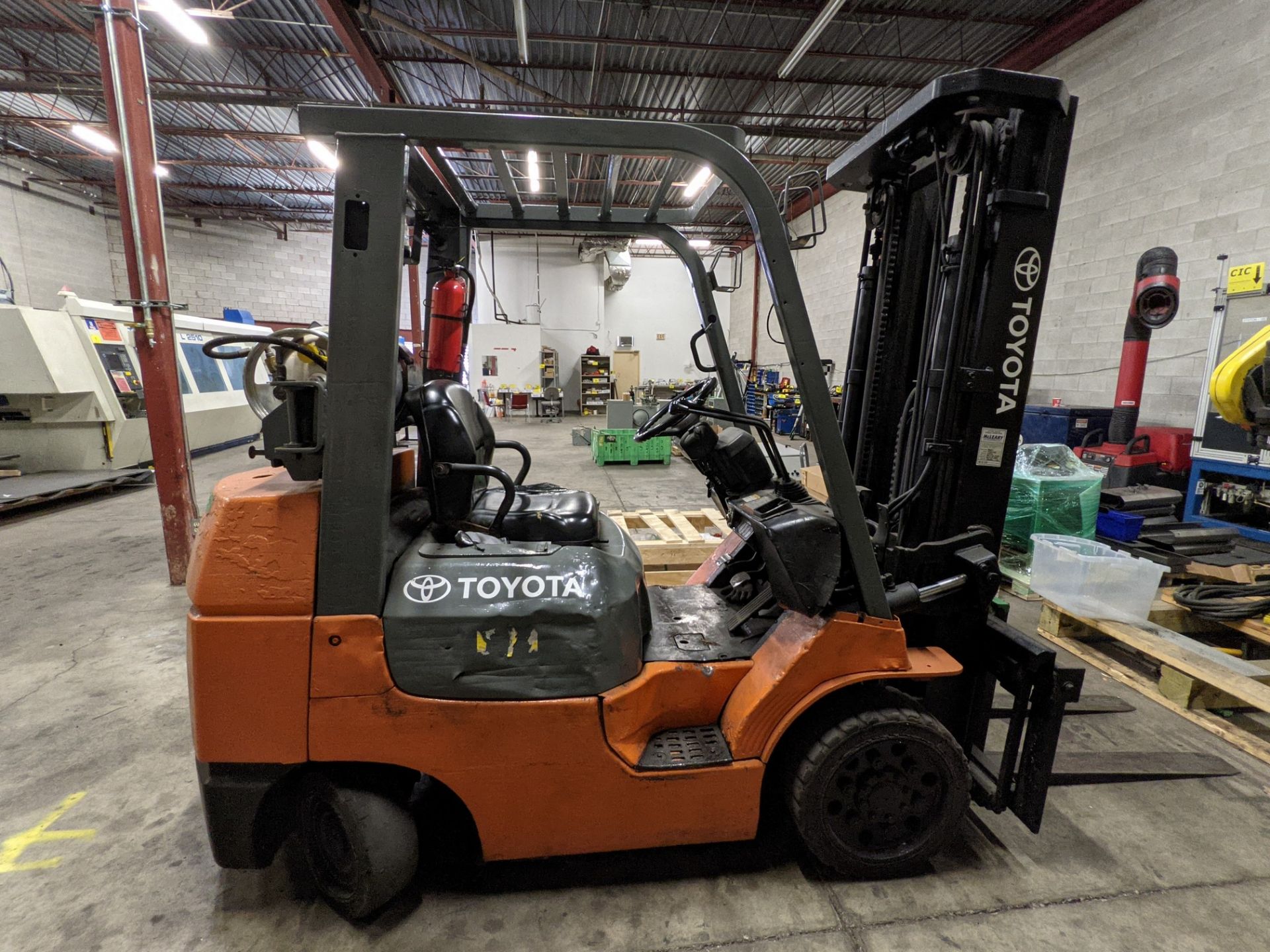 TOYOTA 7FGCU30 PROPANE FORKLIFT, 5,120LB CAP., 187” MAX LIFT, 3-STAGE MAST, SIDE SHIFT, S/N 60133, - Image 10 of 13