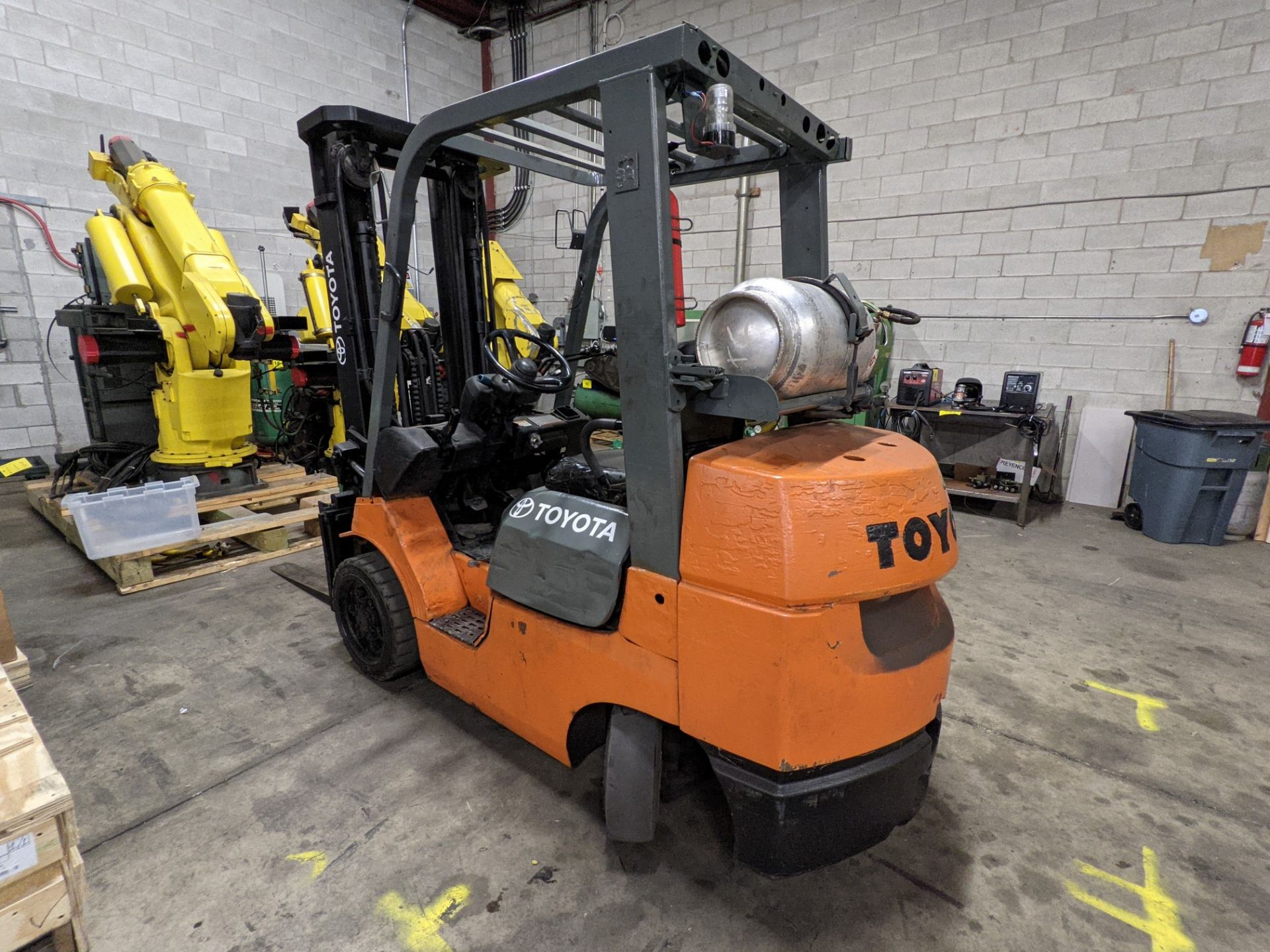 TOYOTA 7FGCU30 PROPANE FORKLIFT, 5,120LB CAP., 187” MAX LIFT, 3-STAGE MAST, SIDE SHIFT, S/N 60133, - Image 7 of 13