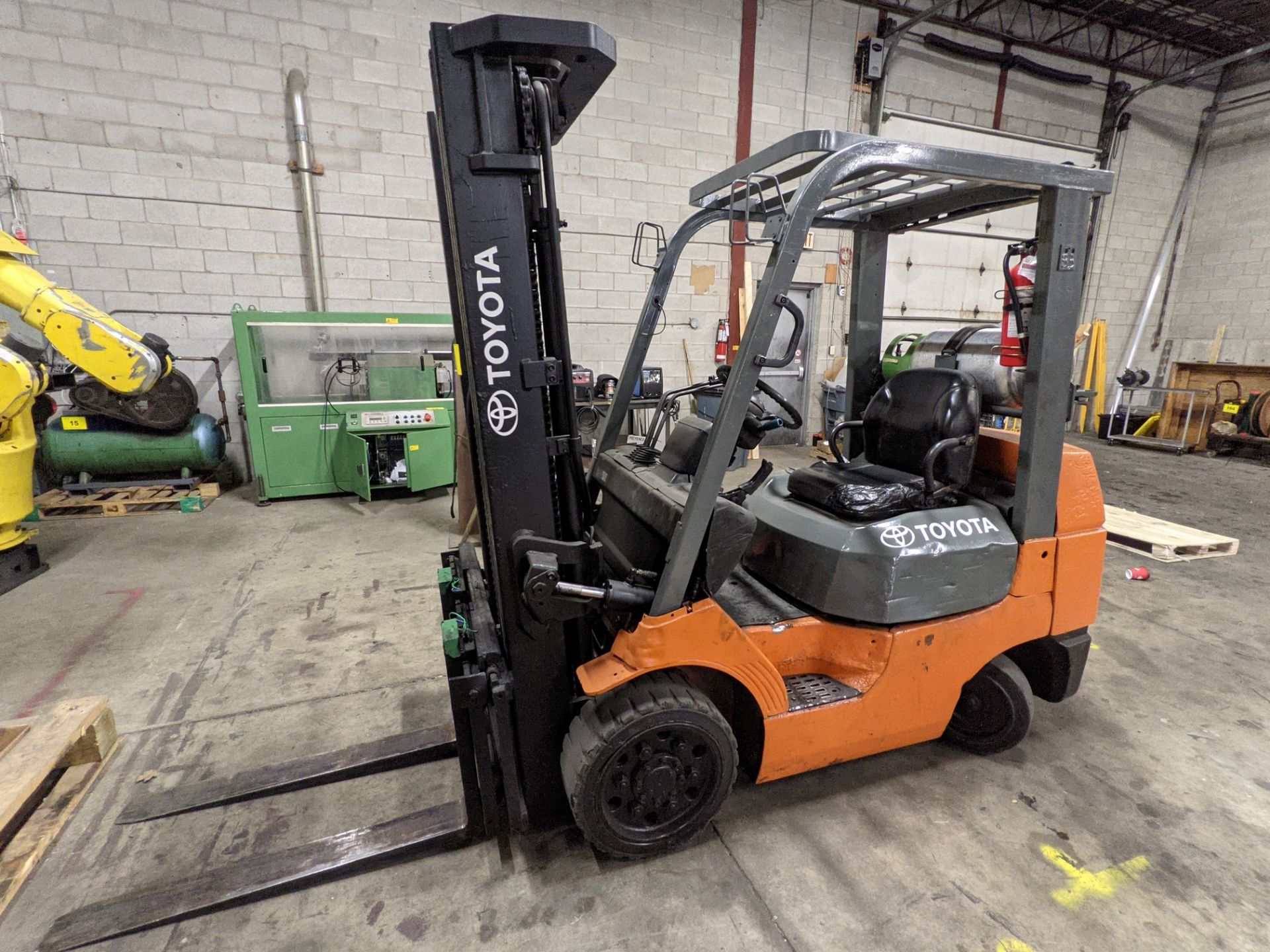 TOYOTA 7FGCU30 PROPANE FORKLIFT, 5,120LB CAP., 187” MAX LIFT, 3-STAGE MAST, SIDE SHIFT, S/N 60133, - Image 6 of 13