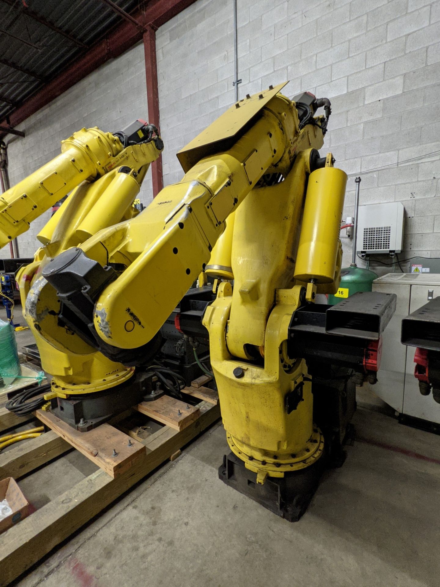 FANUC S-420IF ROBOT W/ FANUC SYSTEM R-J2 CONTROLLER, TYPE A05B-2350-B003, S/N E96902609 W/ PENDANT - Image 9 of 10