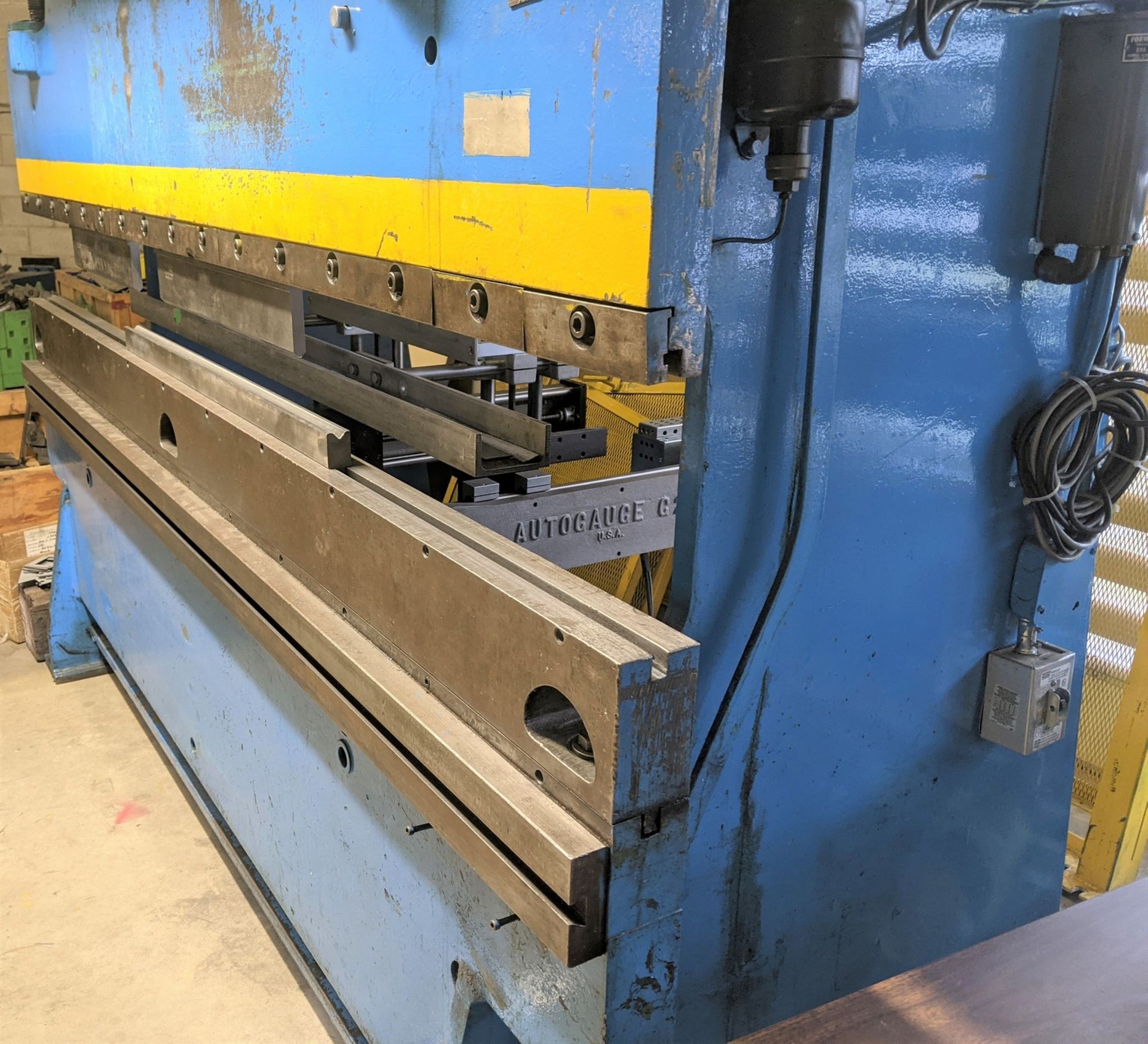 CHICAGO 68B PRESS BRAKE, 36 TON X 8’ CAP., 14GA MILD STEEL, 5/8” DIE OPENING, CNC 150 AUTOGAUGE - Image 4 of 9