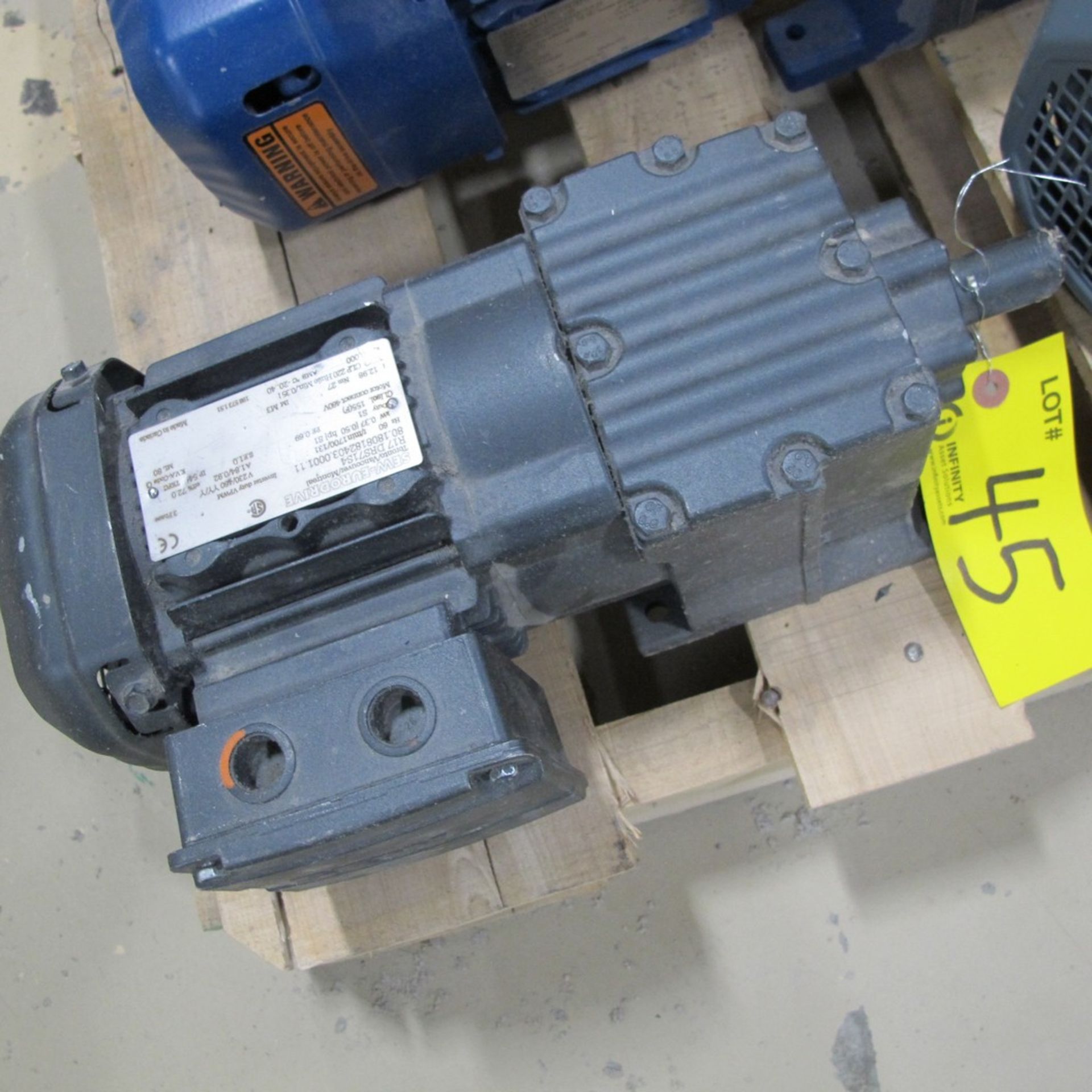 SEW-EURODRIVE SERVO MOTOR, R17DR571S4, 80.1808182403.0001.11, 0.50 S1 HP, 230/460V, 1,700/131 RPM W/